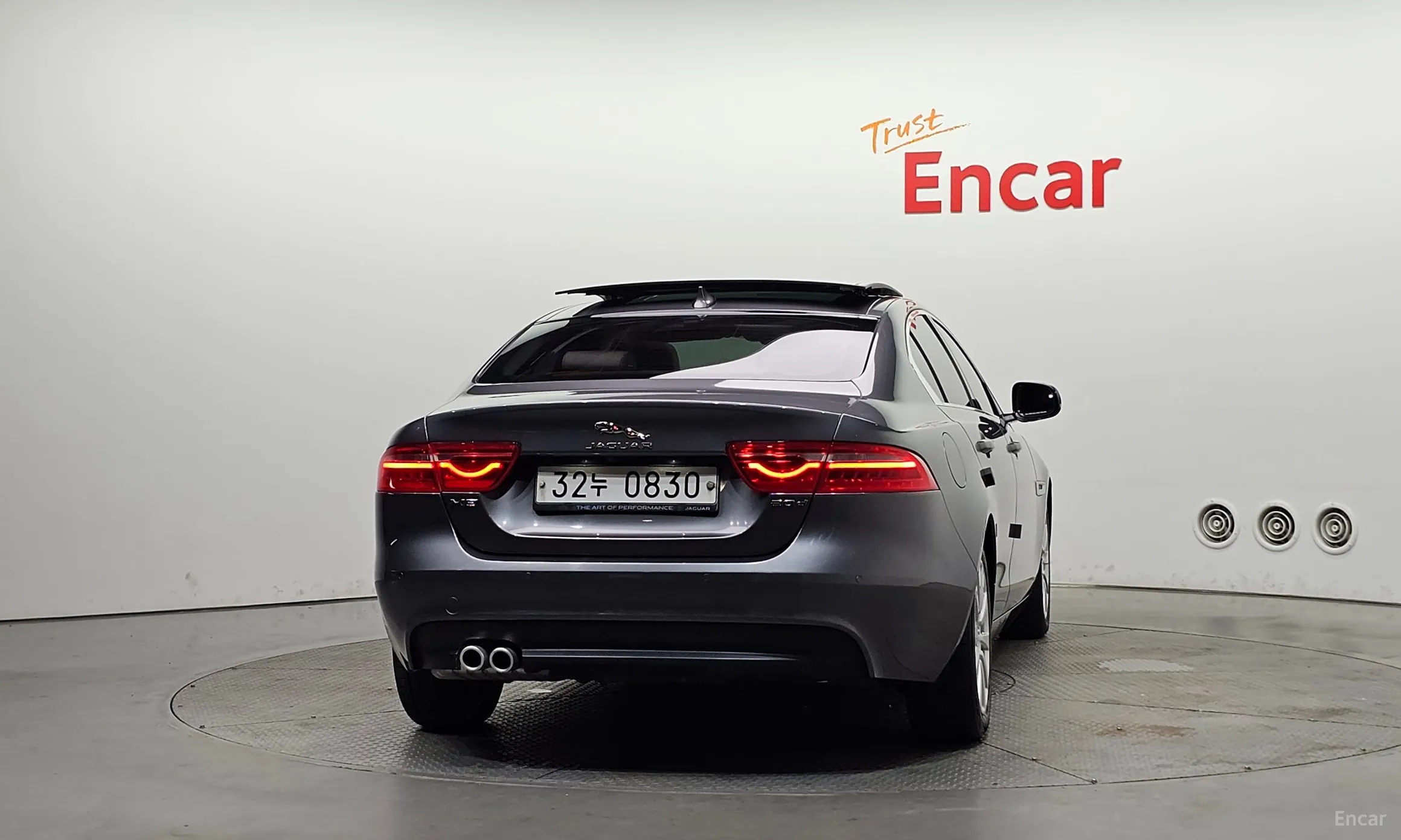 Jaguar XE превью 4