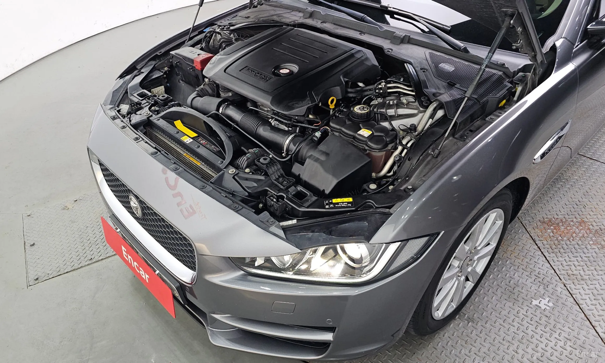 Jaguar XE превью 6