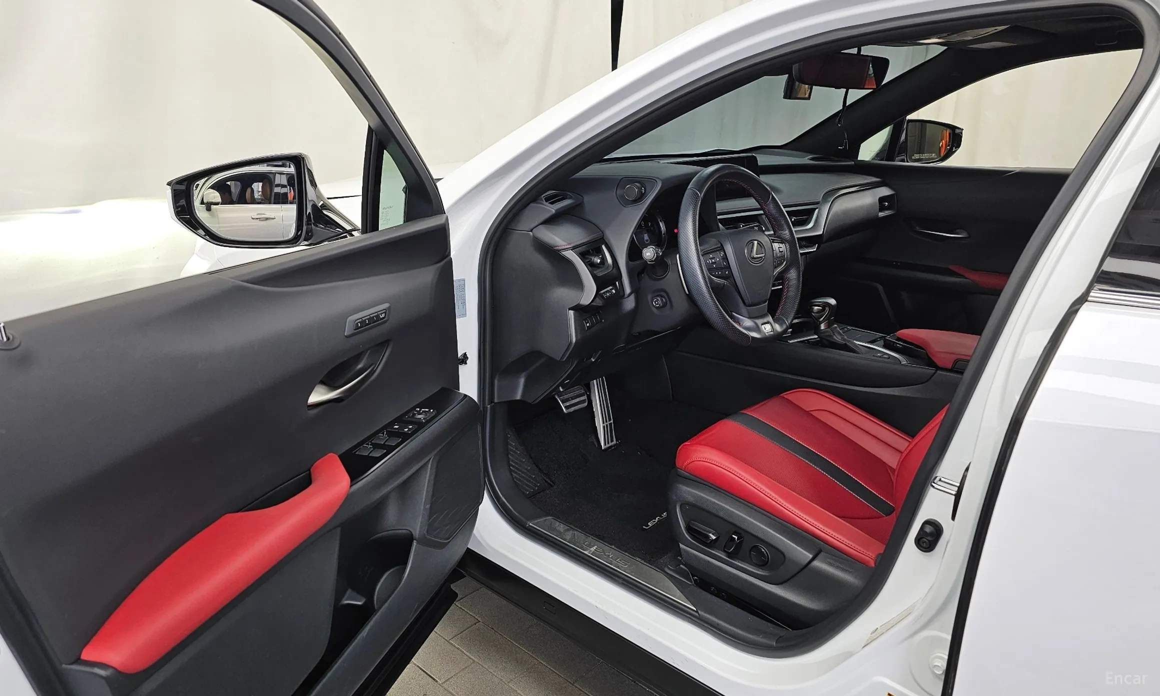 Lexus UX250h превью 10