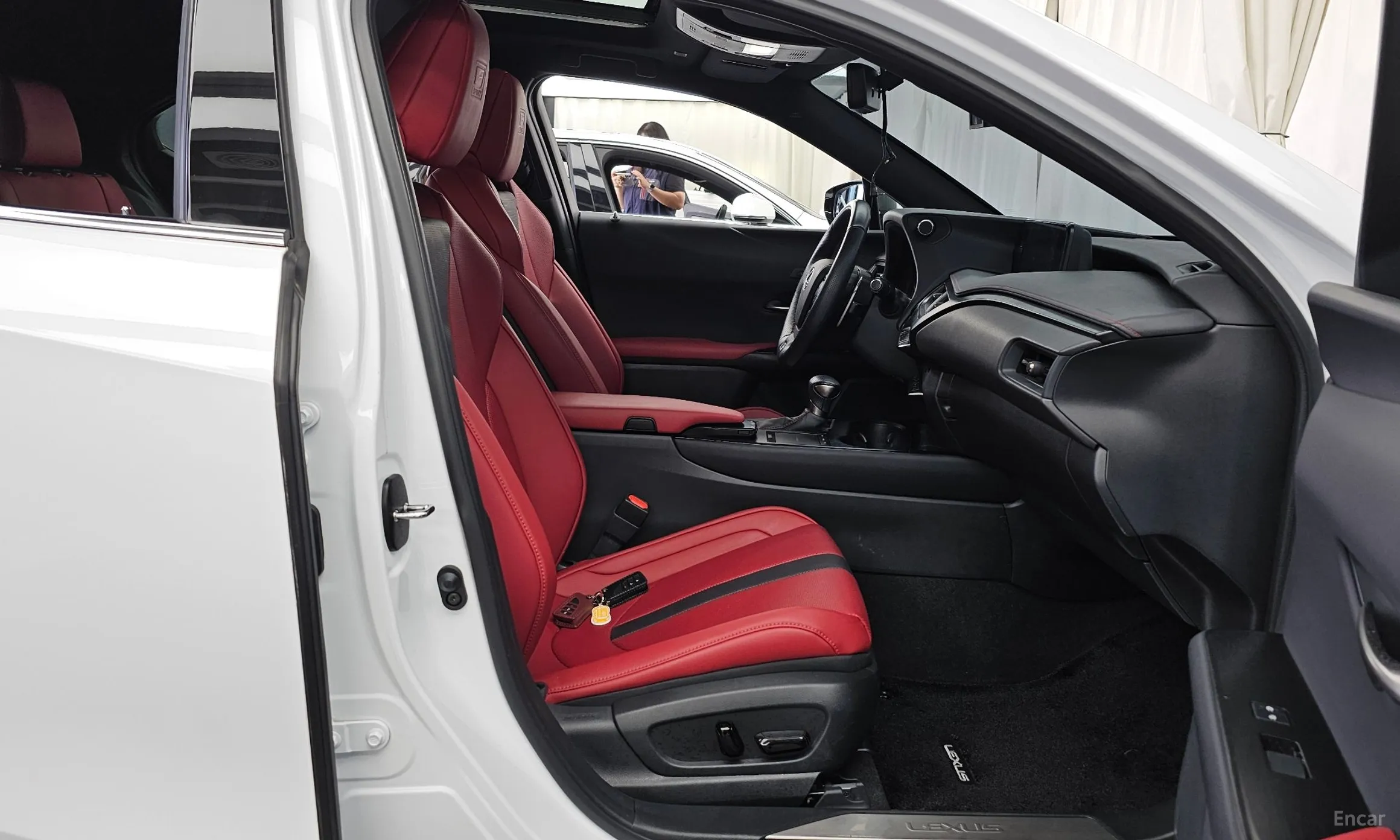 Lexus UX250h превью 11