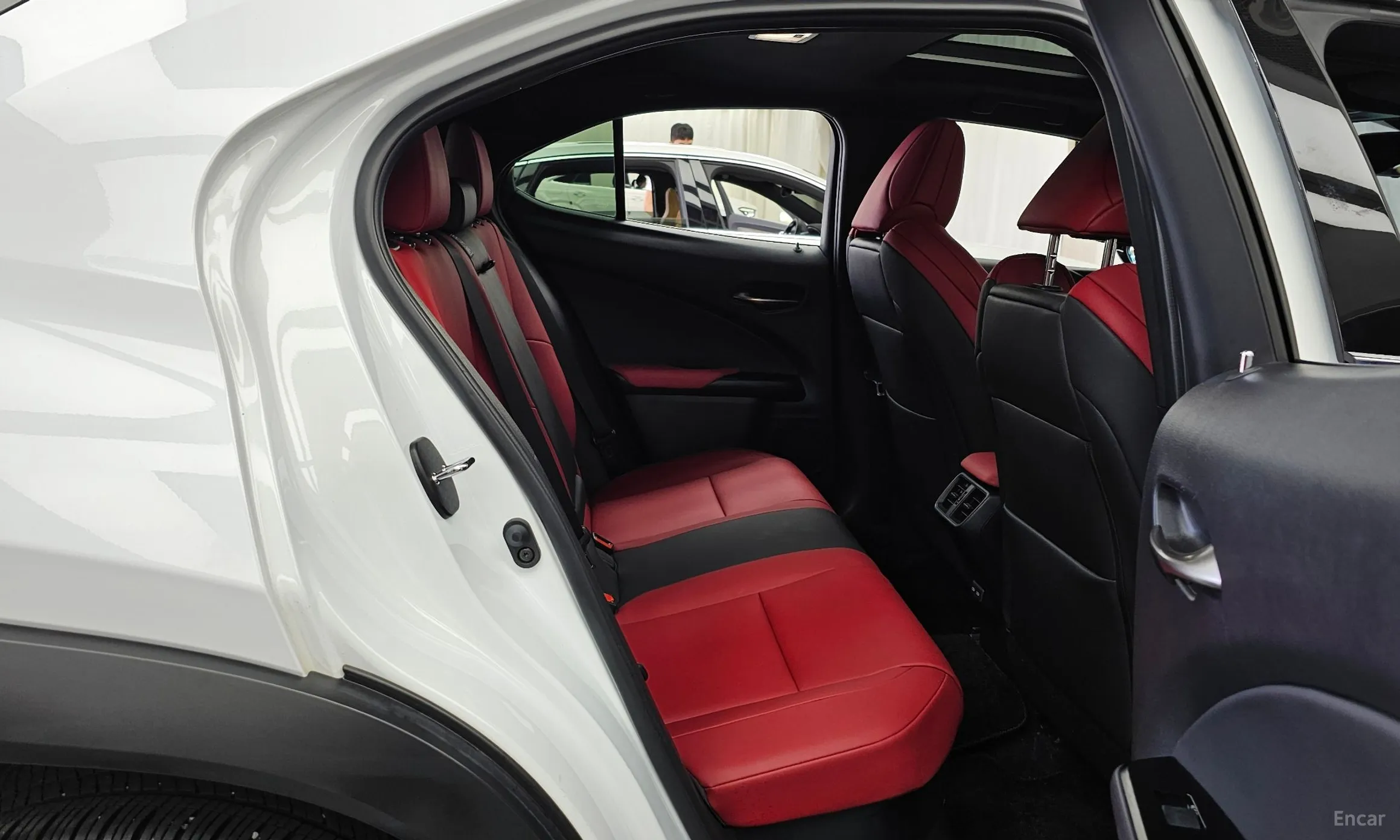 Lexus UX250h превью 12