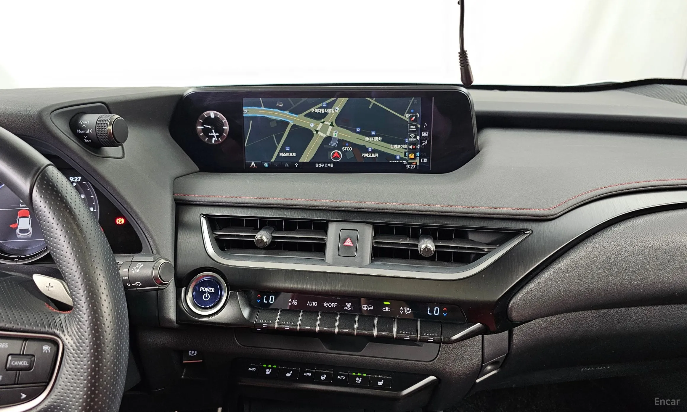 Lexus UX250h превью 14
