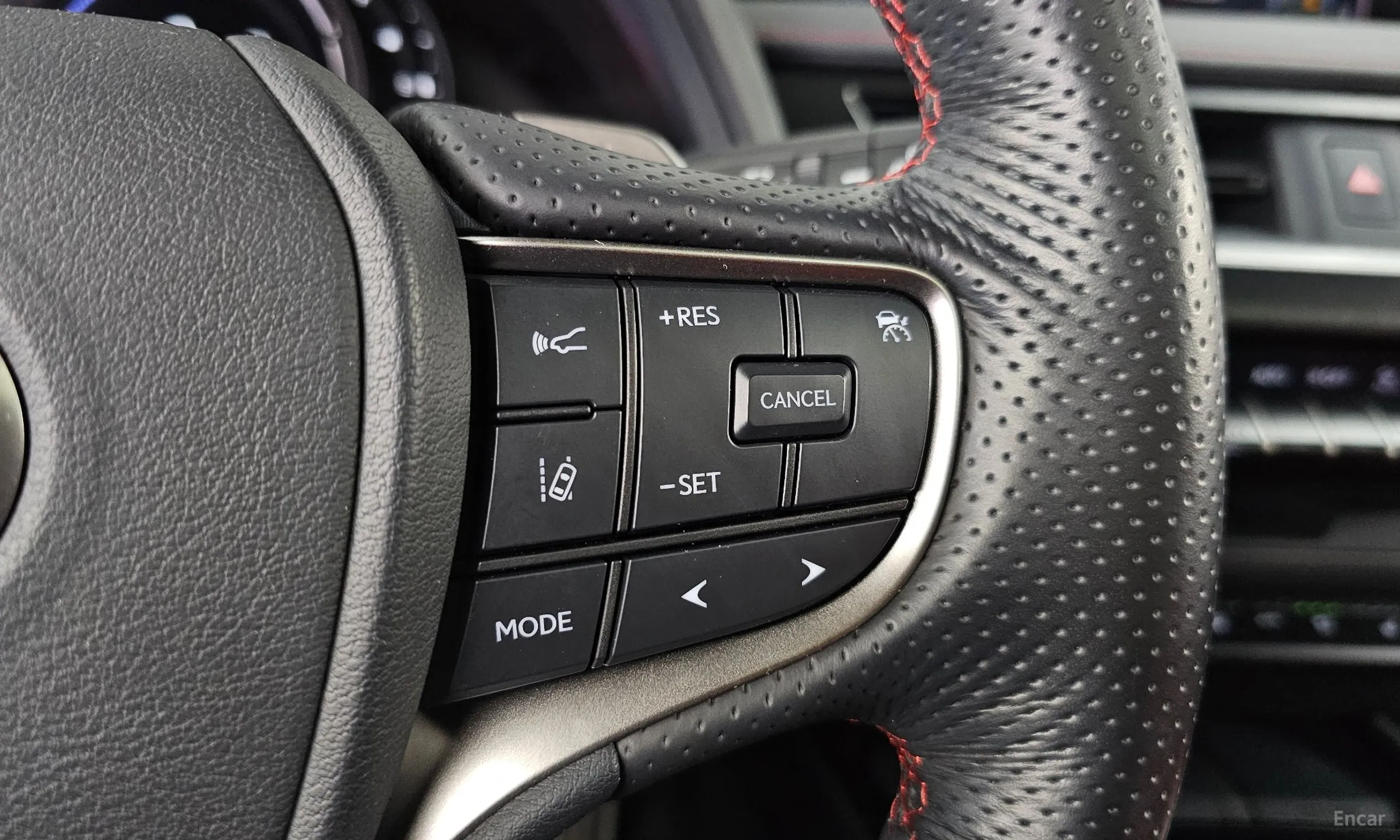 Lexus UX250h превью 19