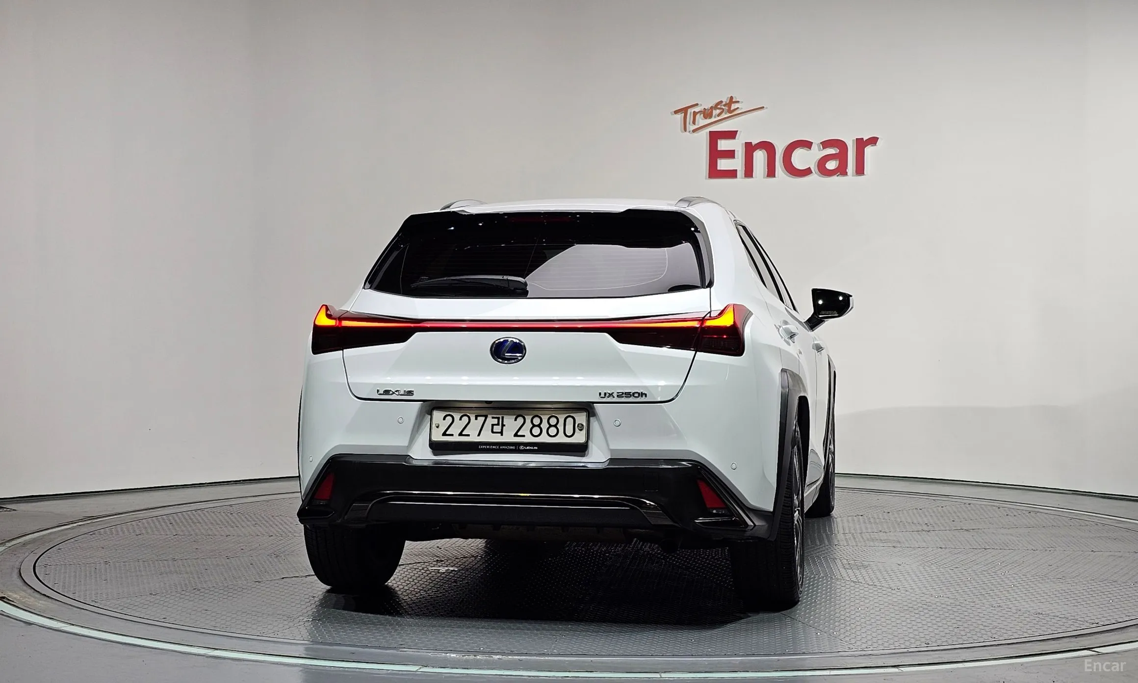 Lexus UX250h превью 4