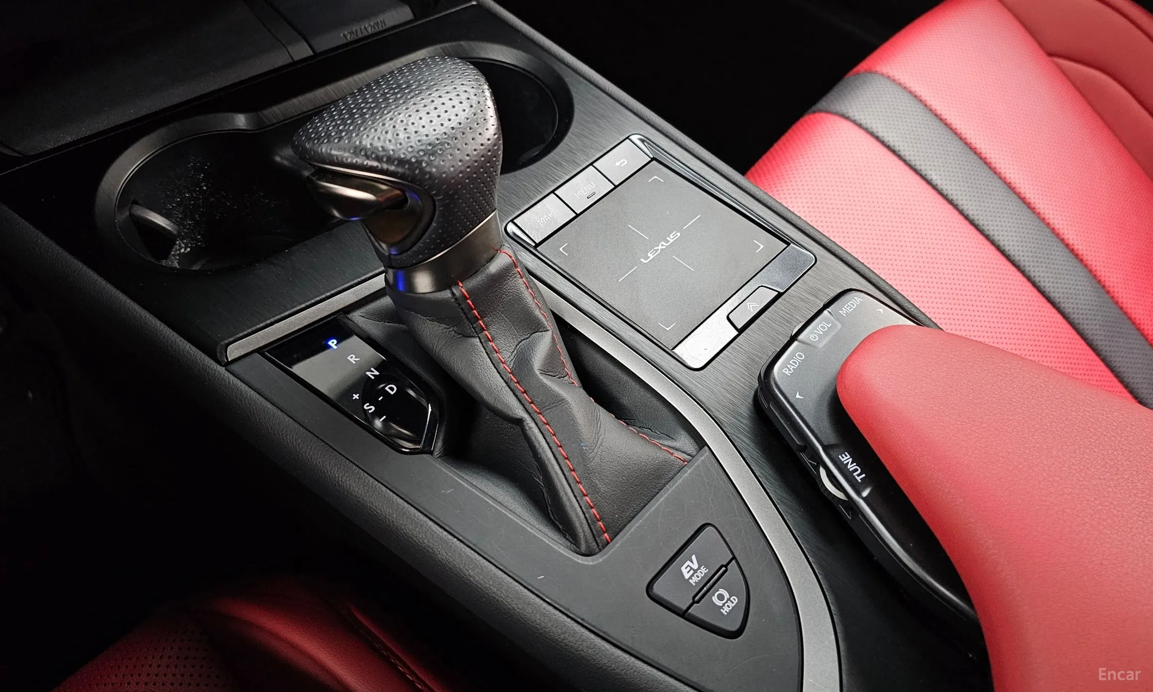 Lexus UX250h превью 9