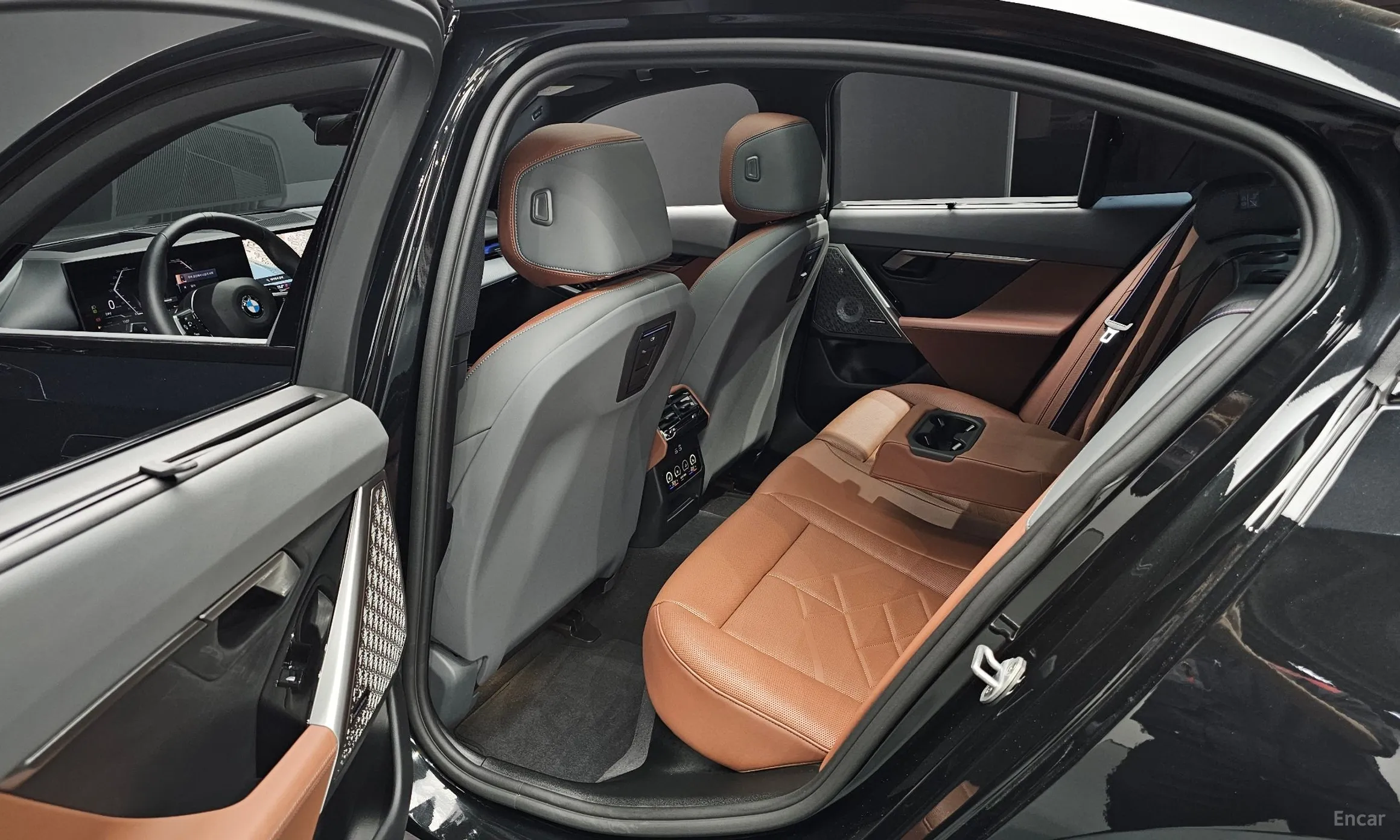 BMW 5 Series (G60) превью 12