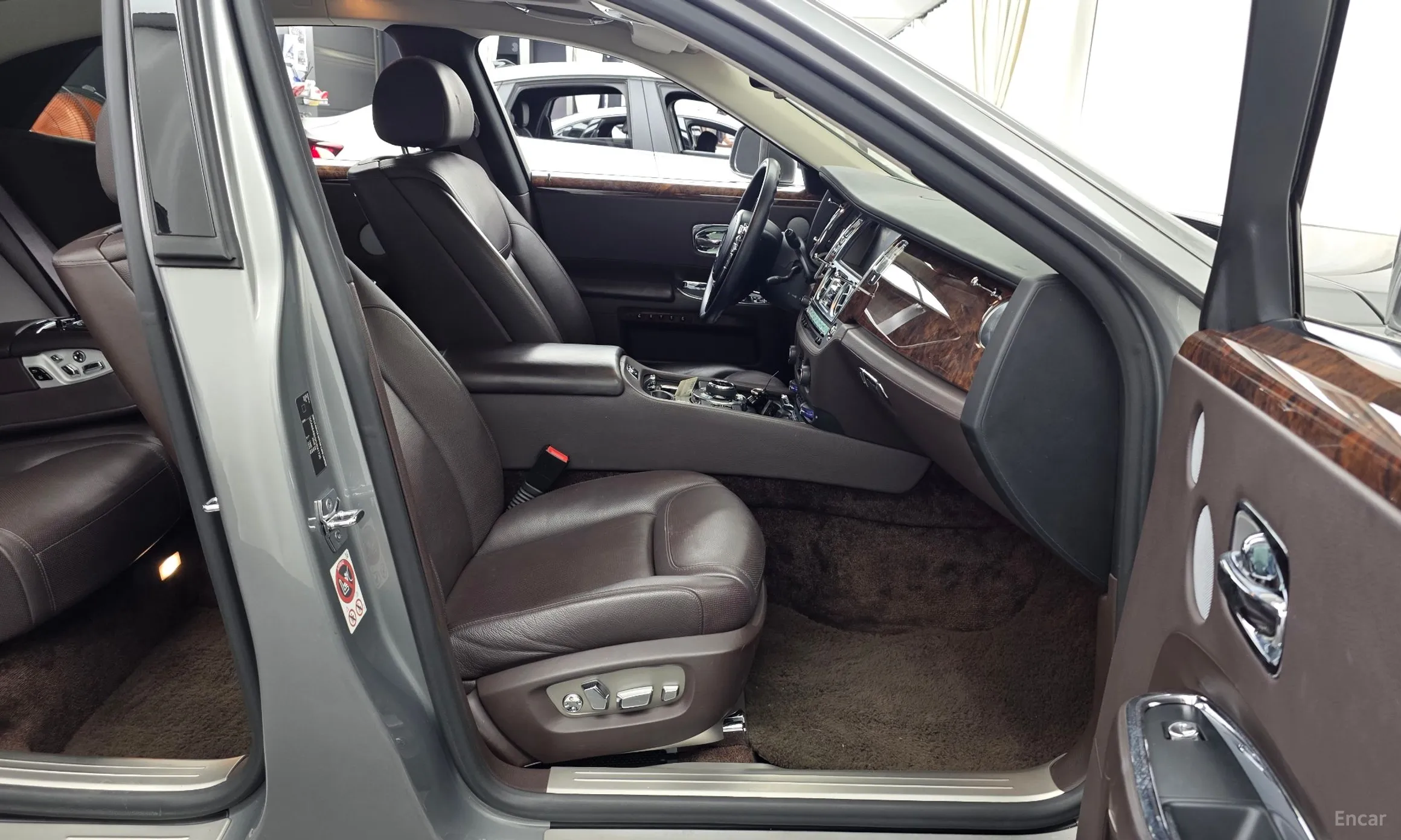 Rolls-Royce Ghost превью 11