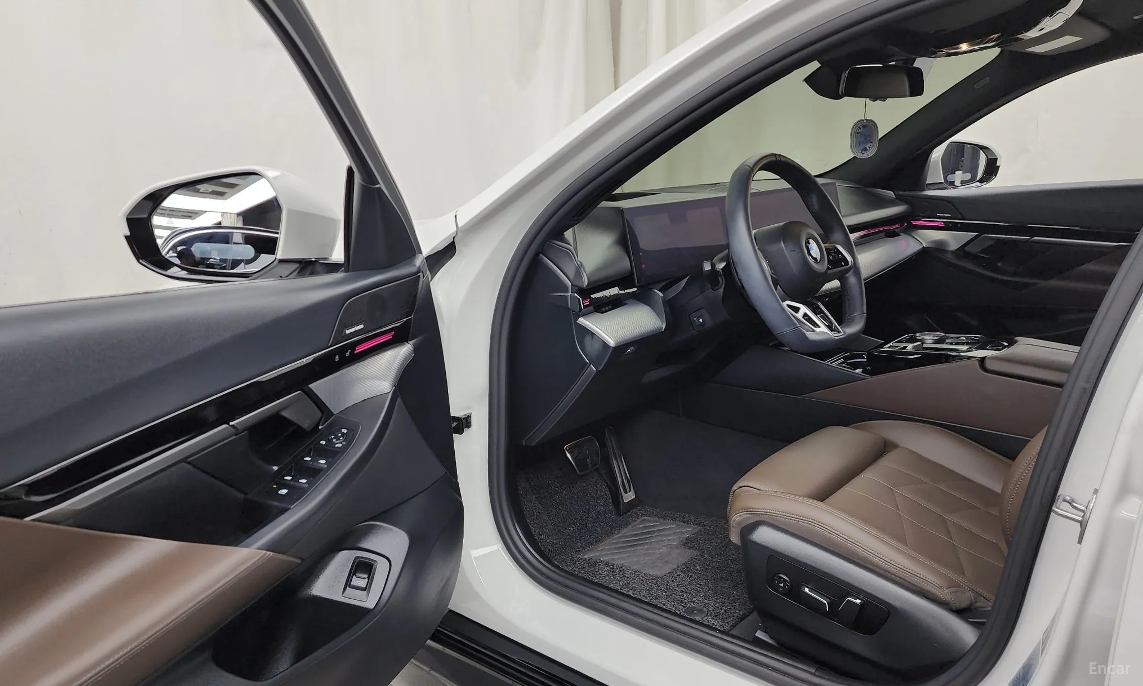 BMW 5 Series (G60) превью 10