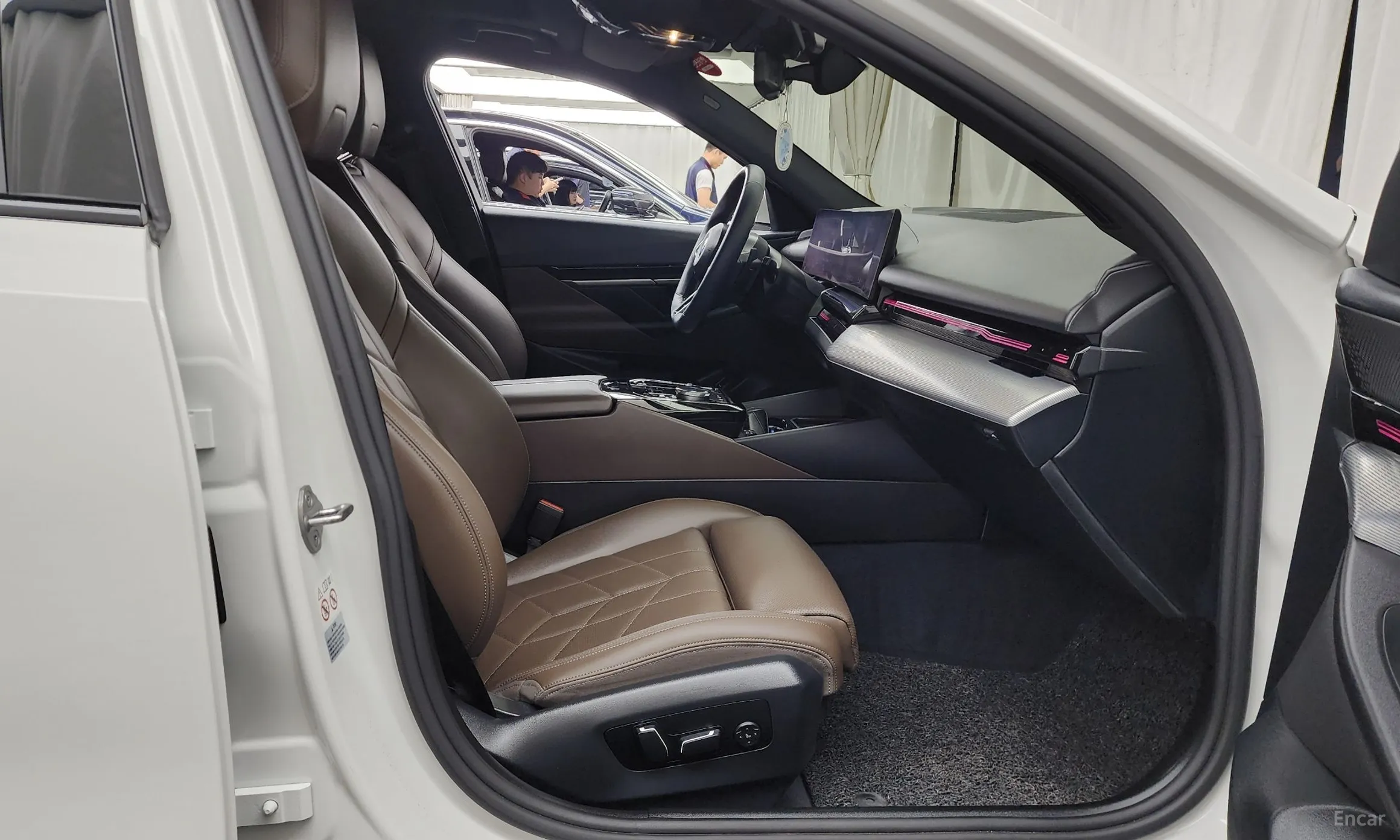 BMW 5 Series (G60) превью 11