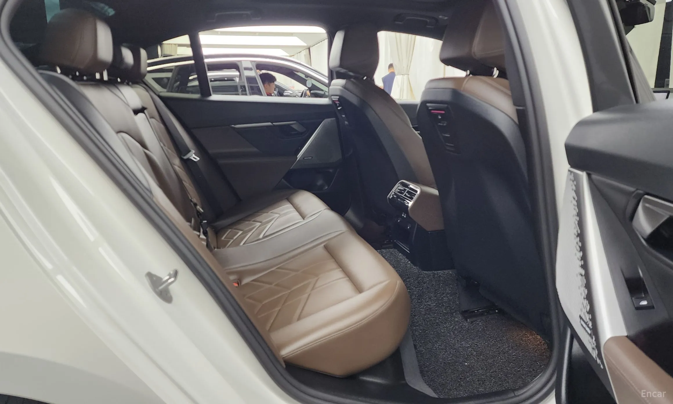 BMW 5 Series (G60) превью 12