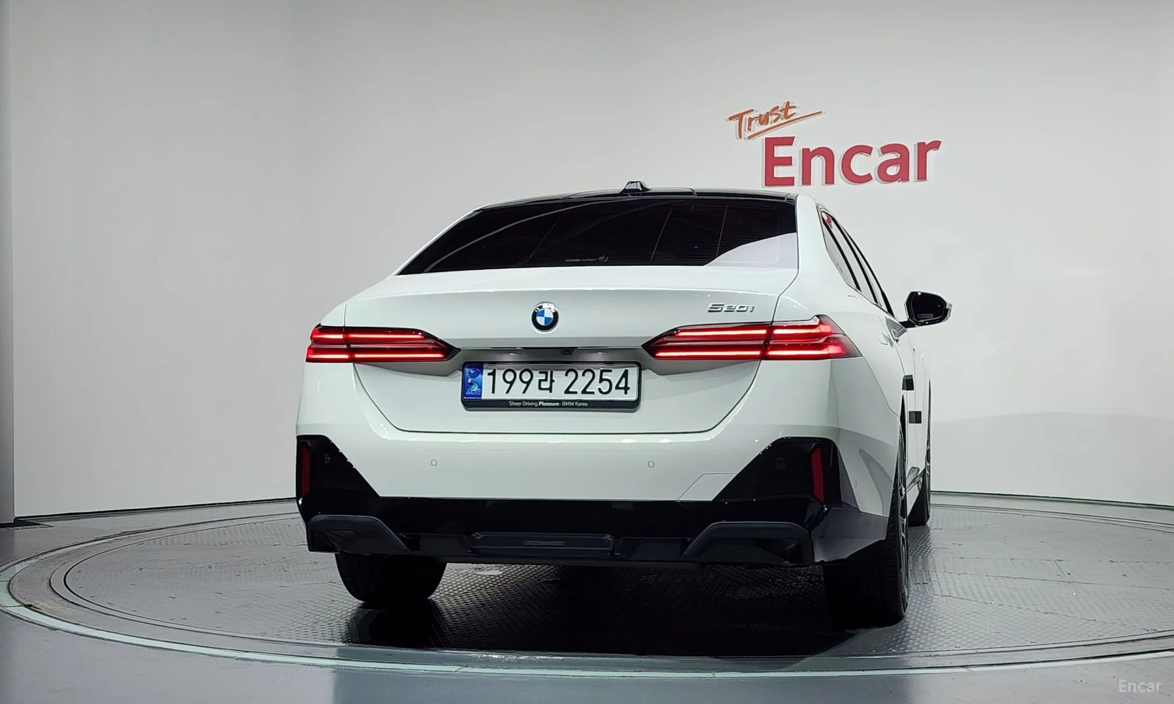 BMW 5 Series (G60) превью 4
