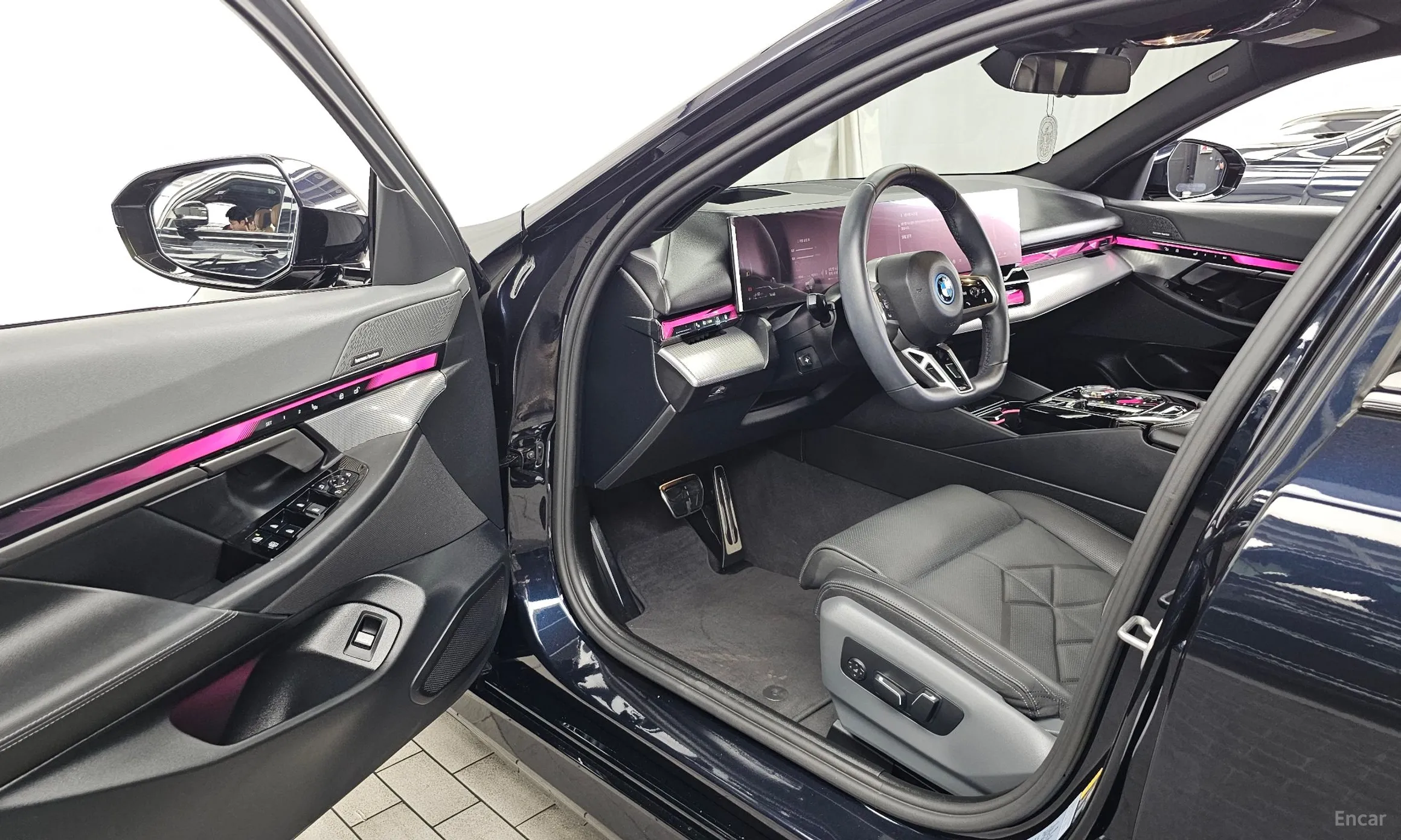 BMW 5 Series (G60) превью 10