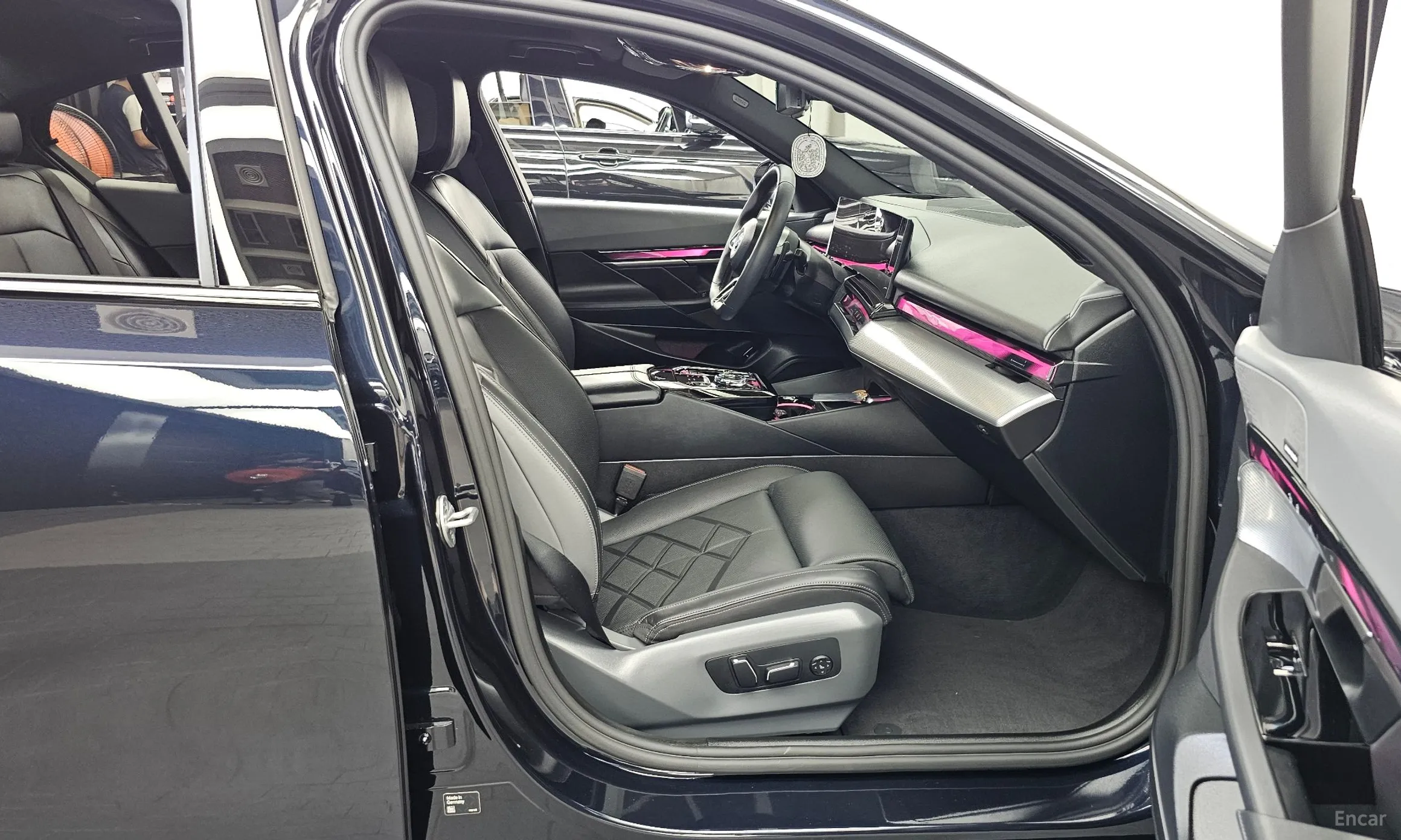 BMW 5 Series (G60) превью 11