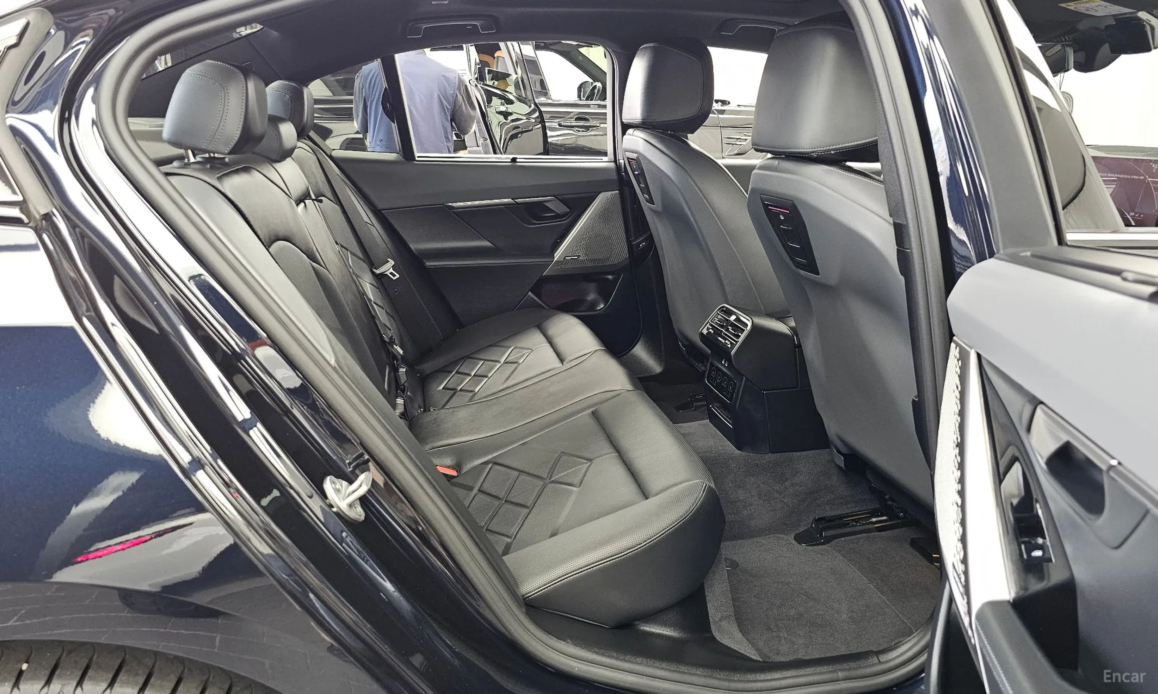 BMW 5 Series (G60) превью 12