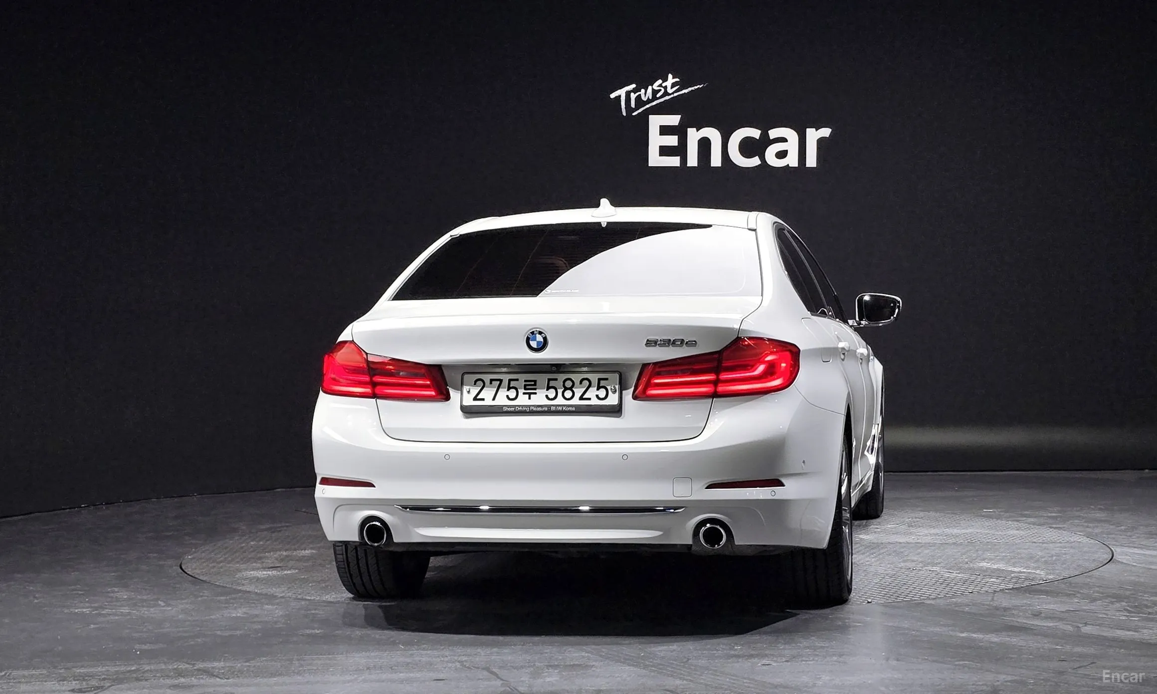 BMW 5 Series (G30) превью 4