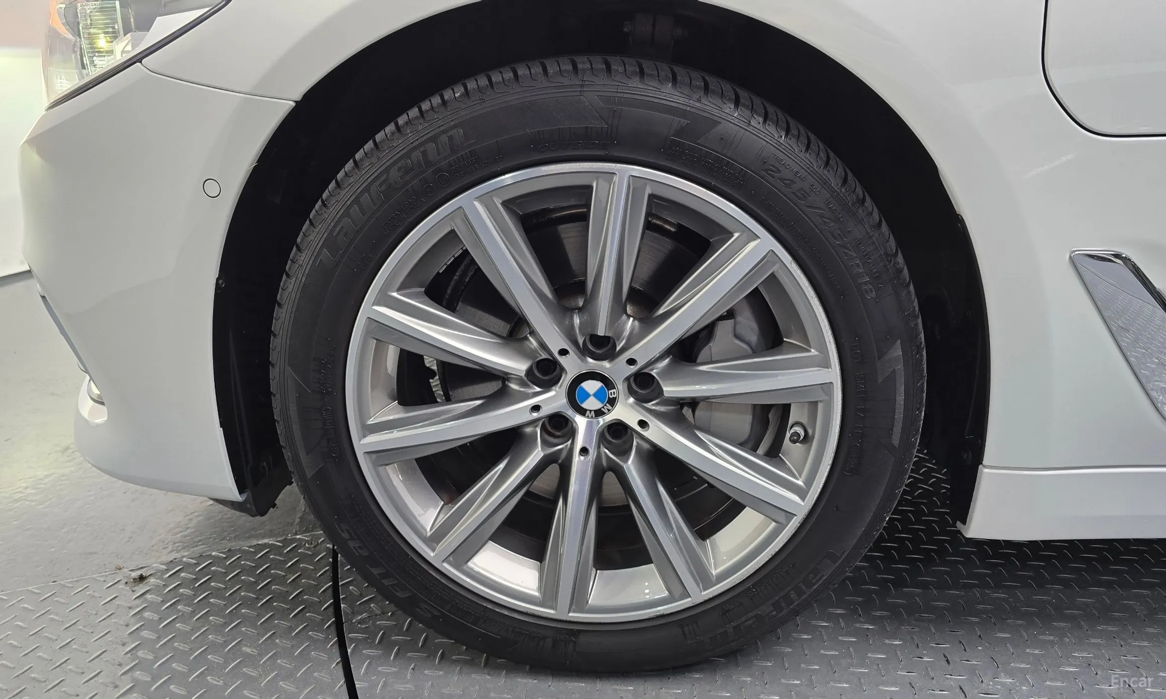 BMW 5 Series (G30) превью 5