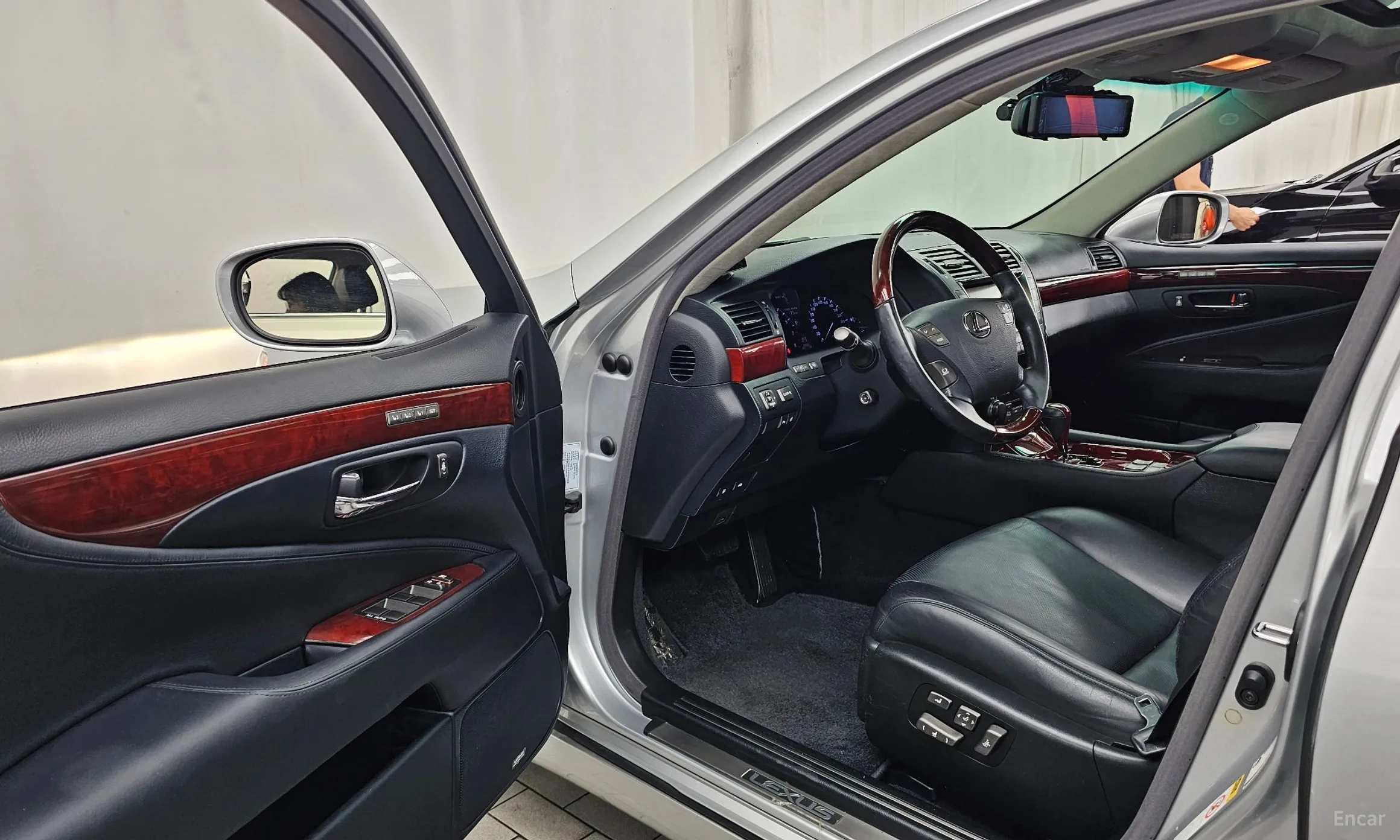 Lexus LS460 превью 10