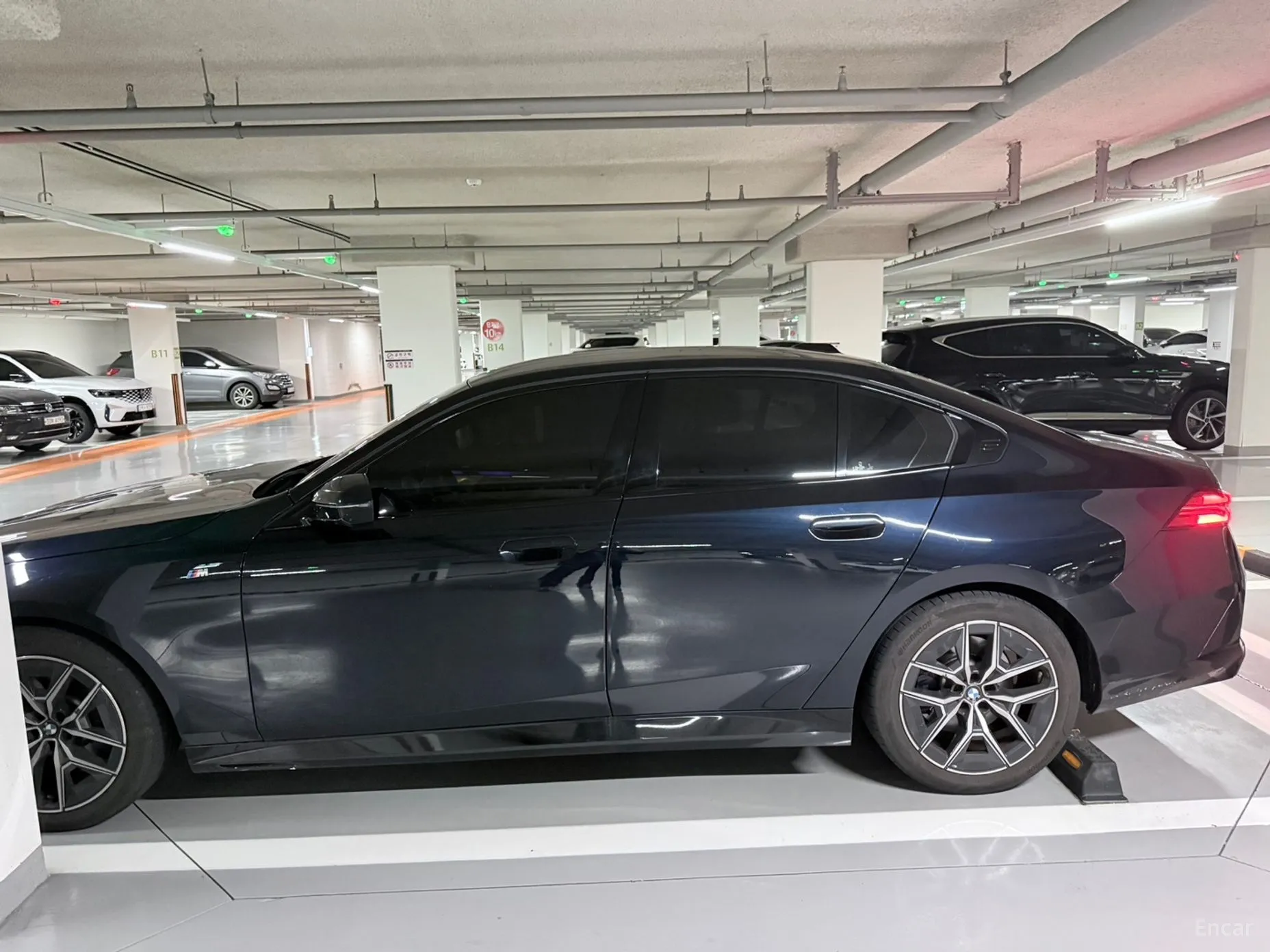 BMW 5 Series (G60) превью 5