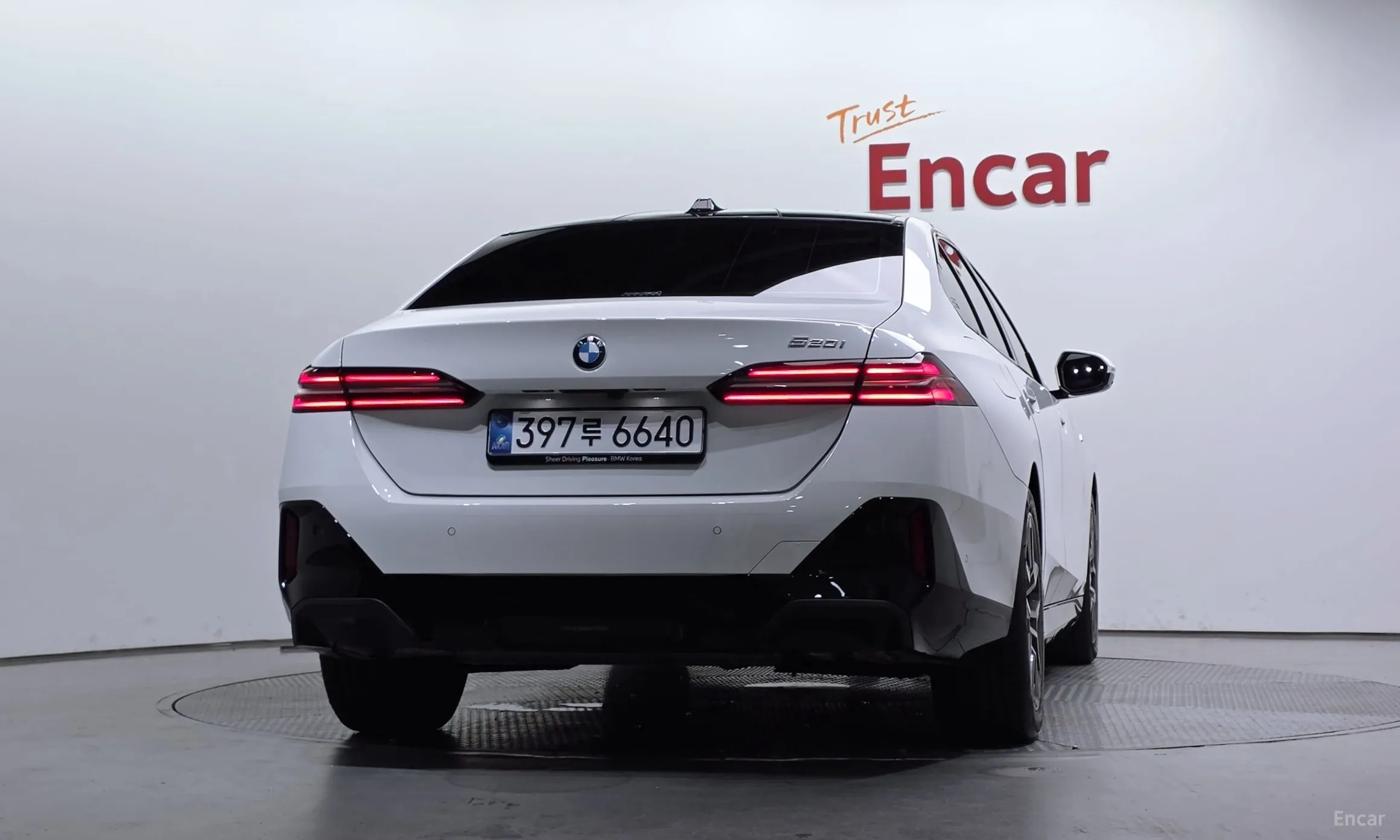 BMW 5 Series (G60) превью 4