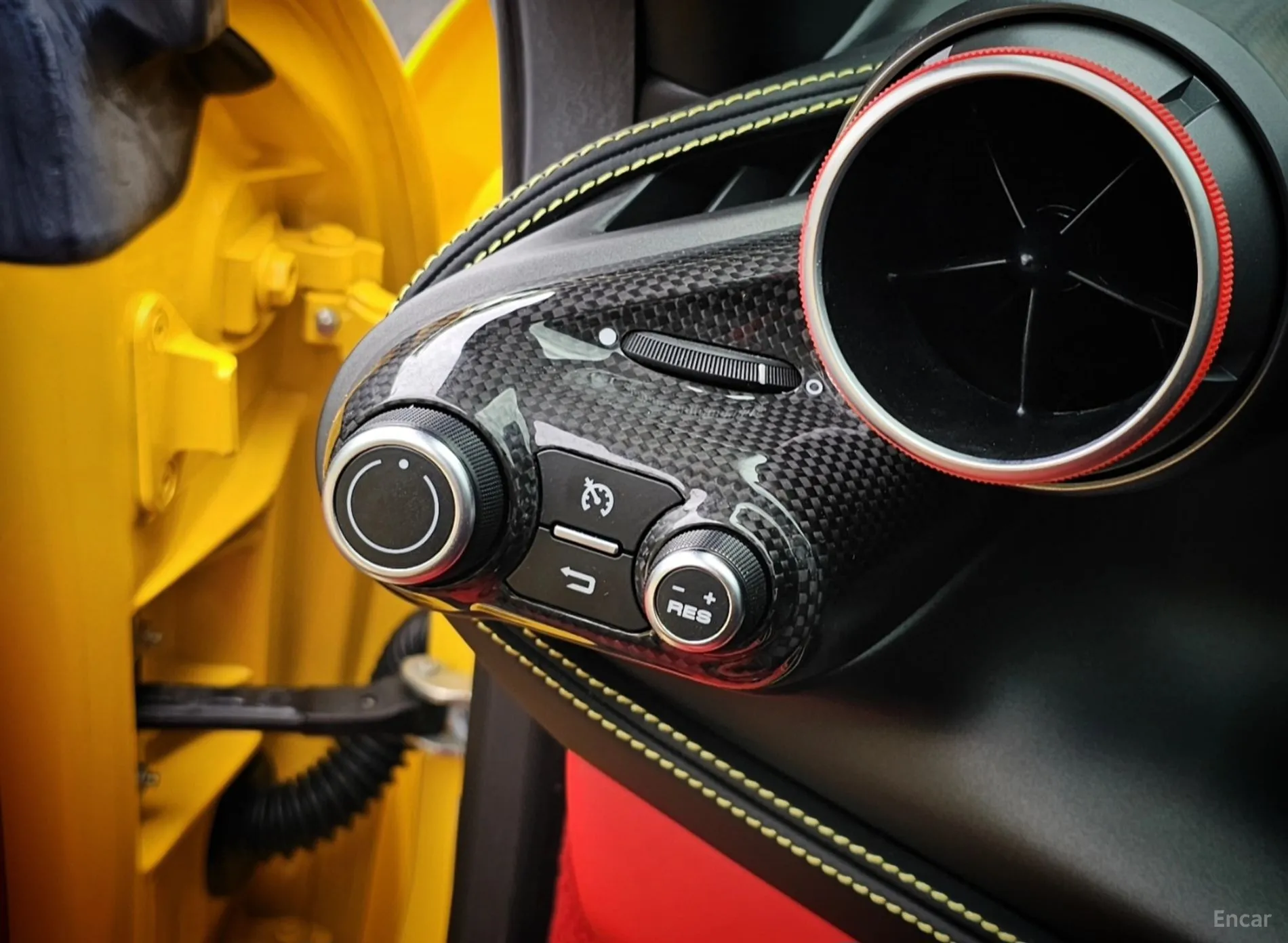 Ferrari F8 Tributo превью 19