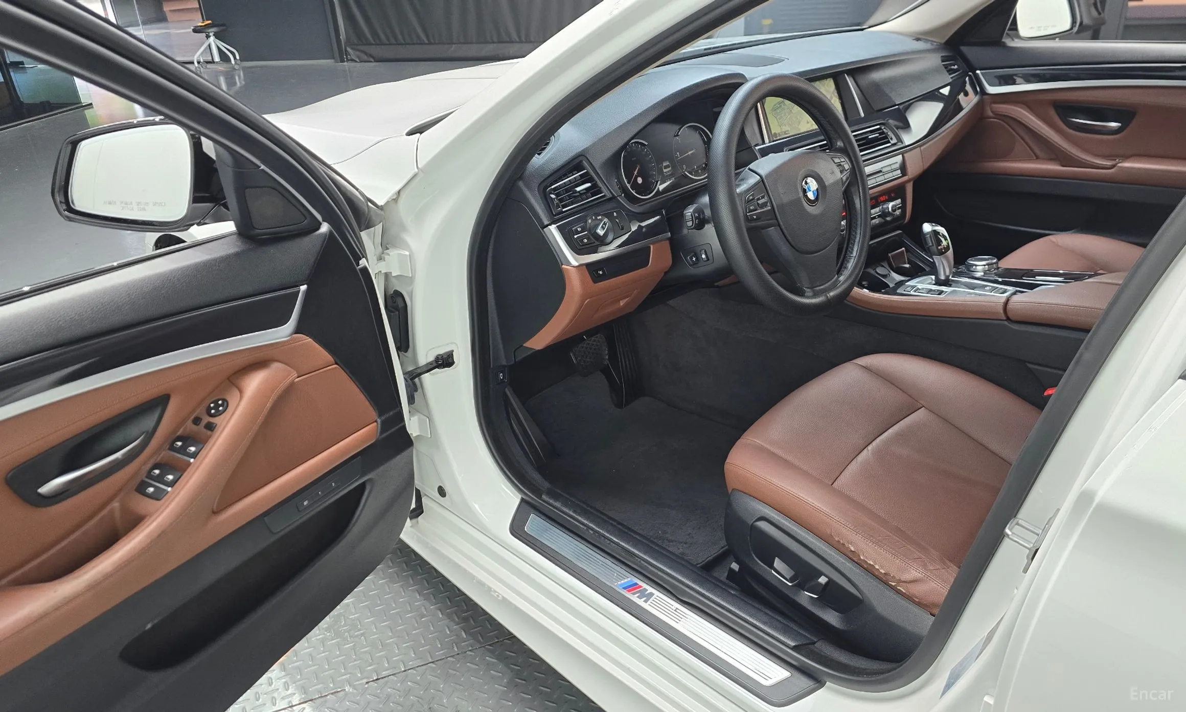 BMW 5 Series (F10) превью 10
