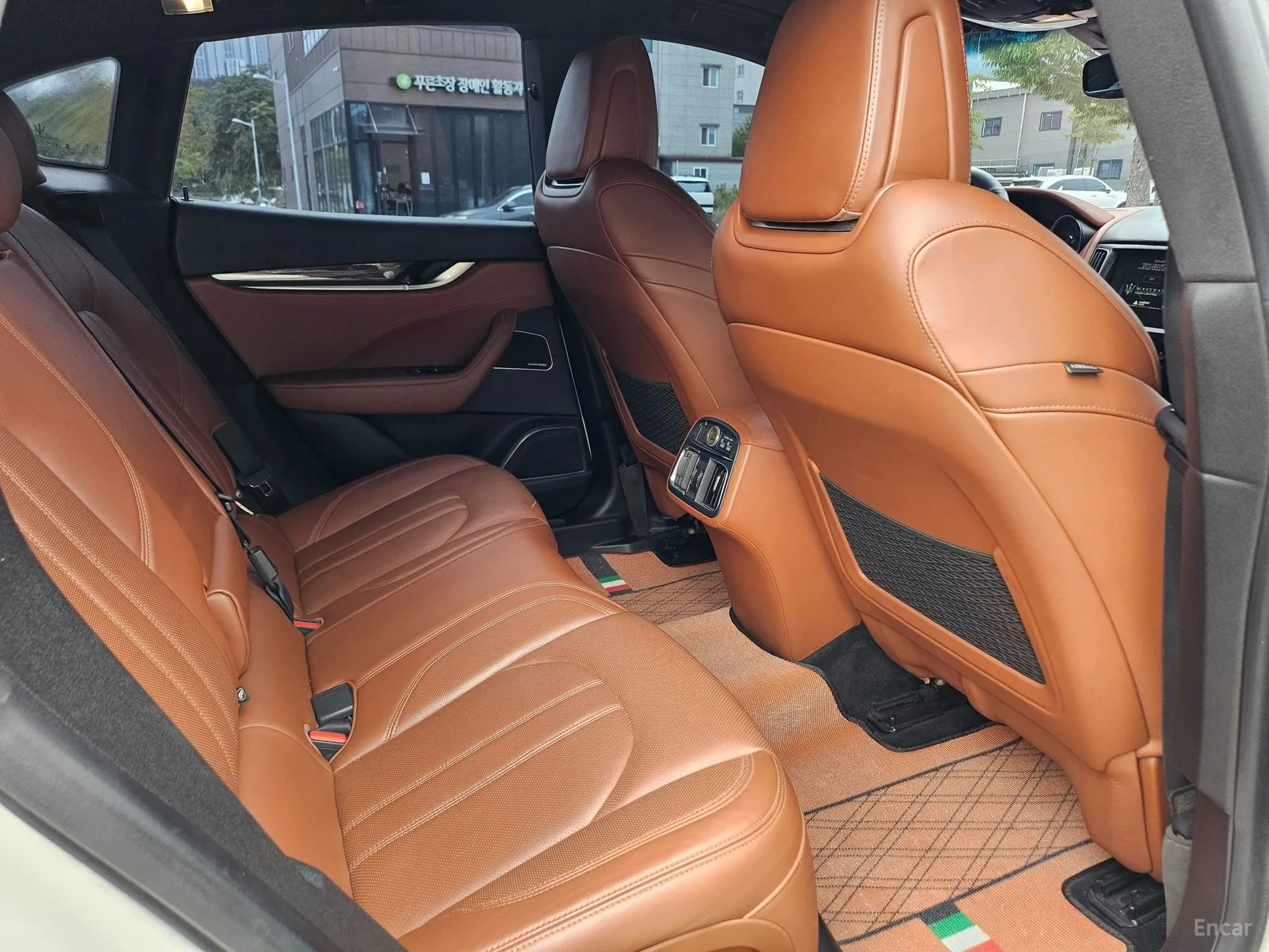 Maserati Levante превью 15