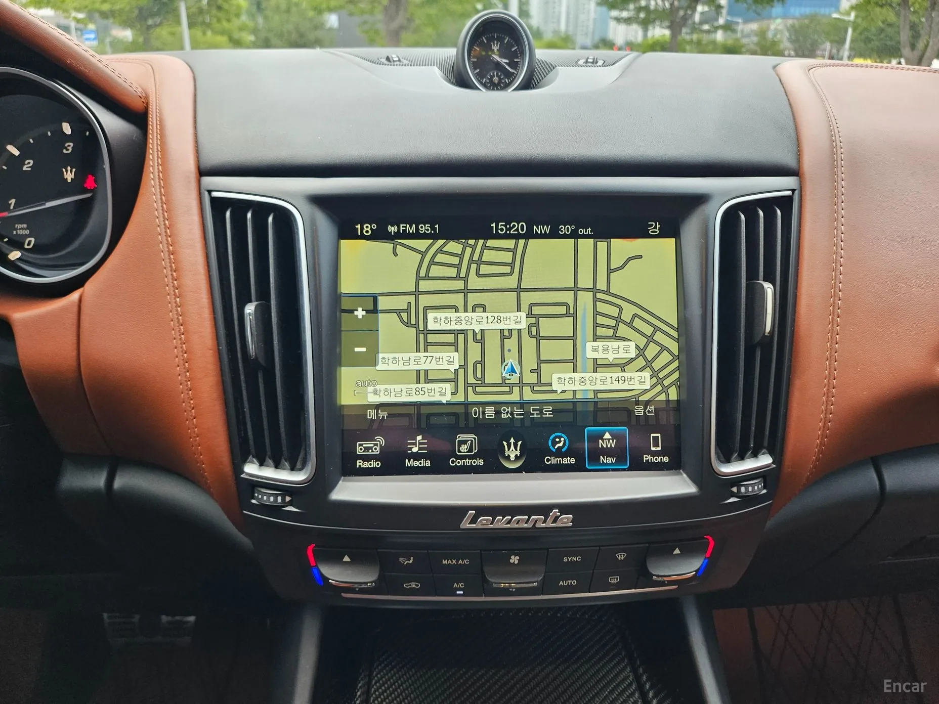 Maserati Levante превью 17