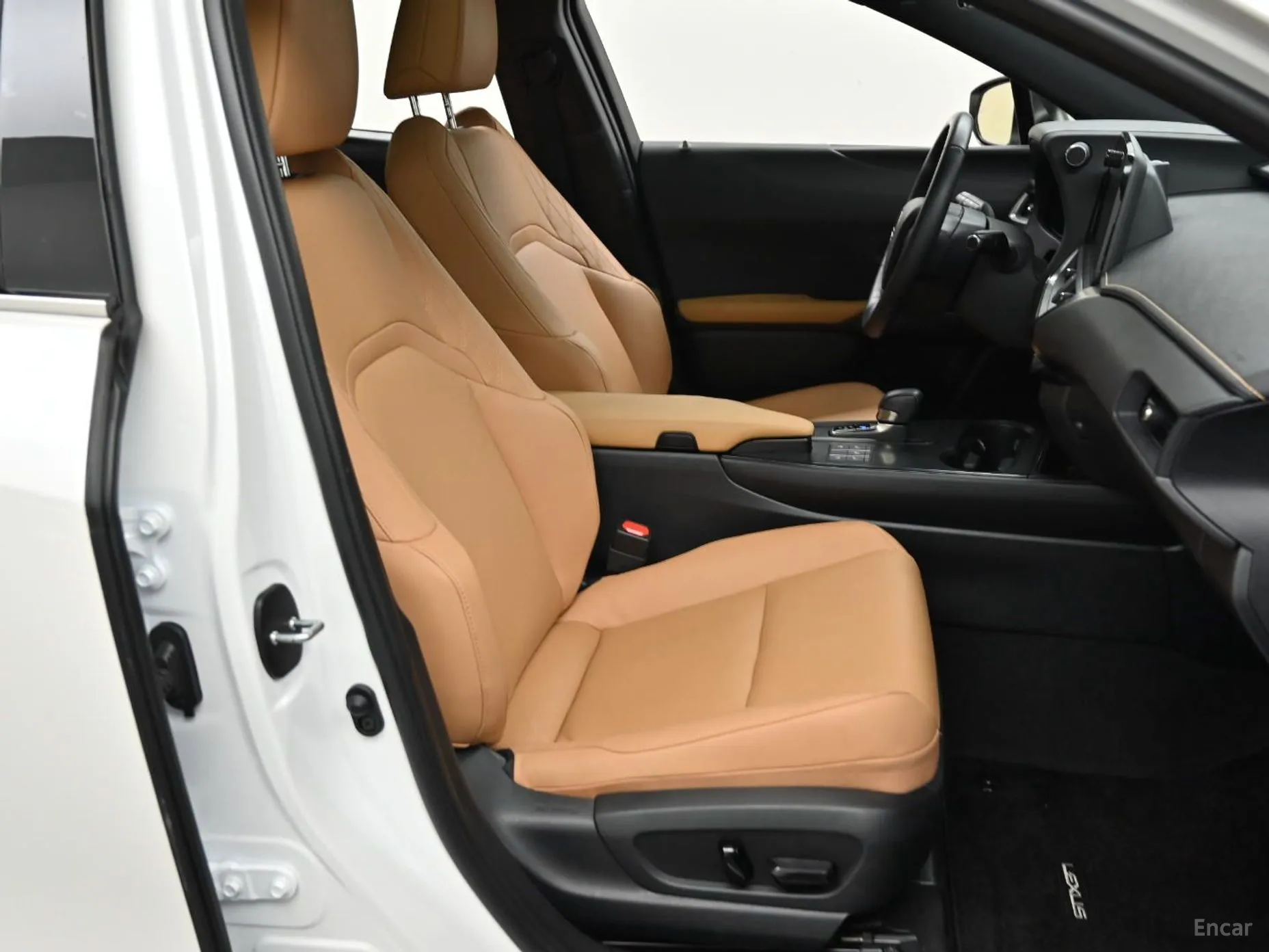 Lexus UX300h превью 10