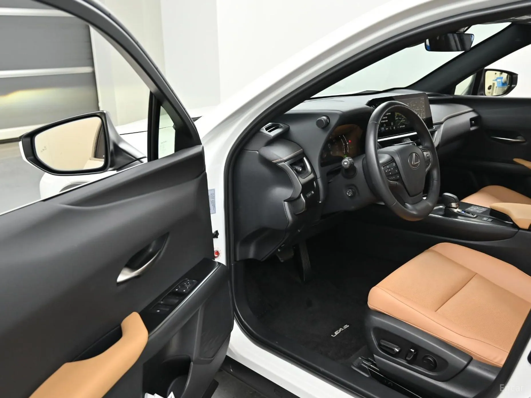 Lexus UX300h превью 11