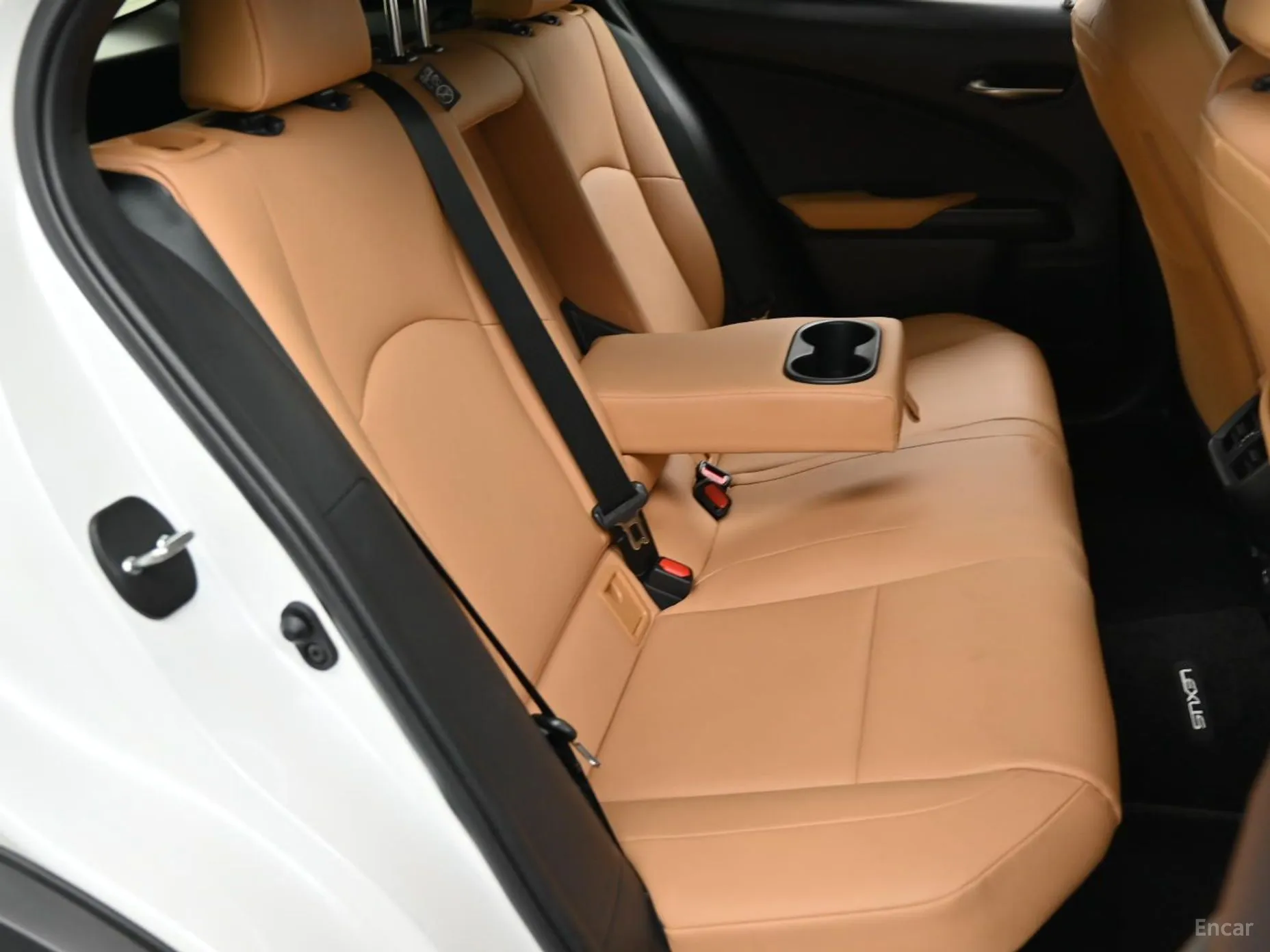 Lexus UX300h превью 12