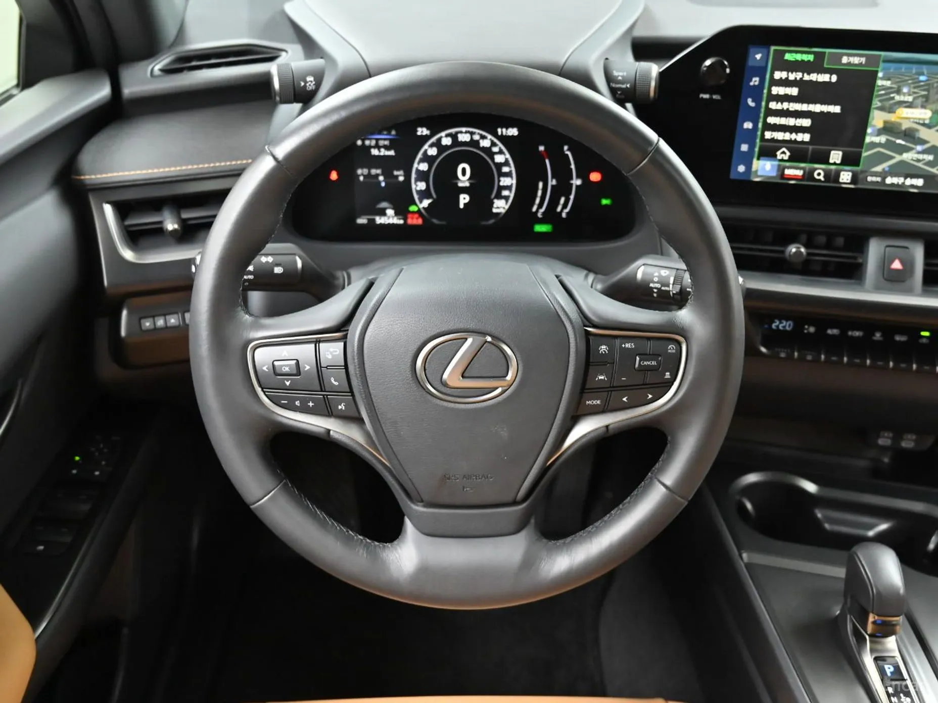 Lexus UX300h превью 13