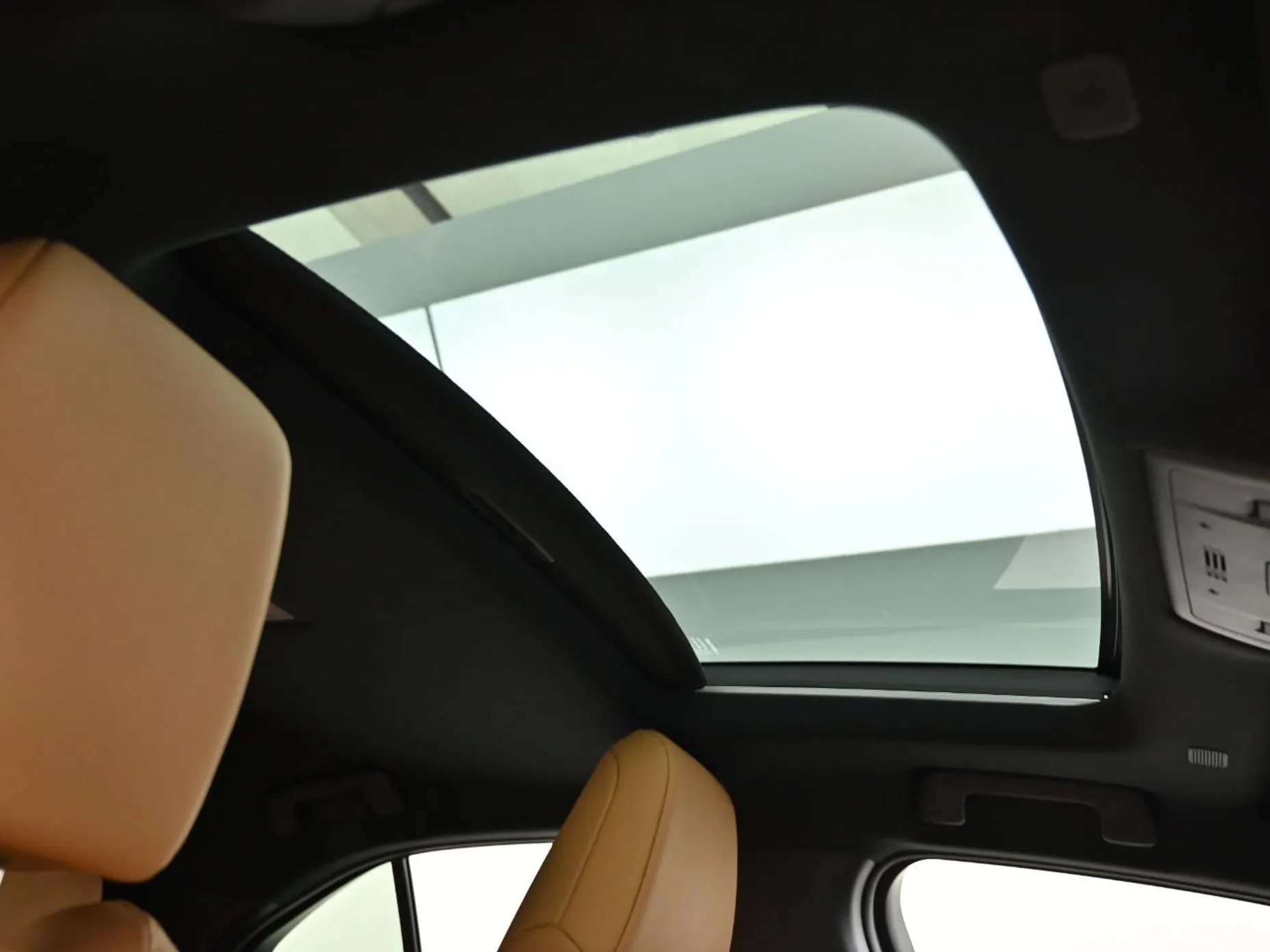 Lexus UX300h превью 18