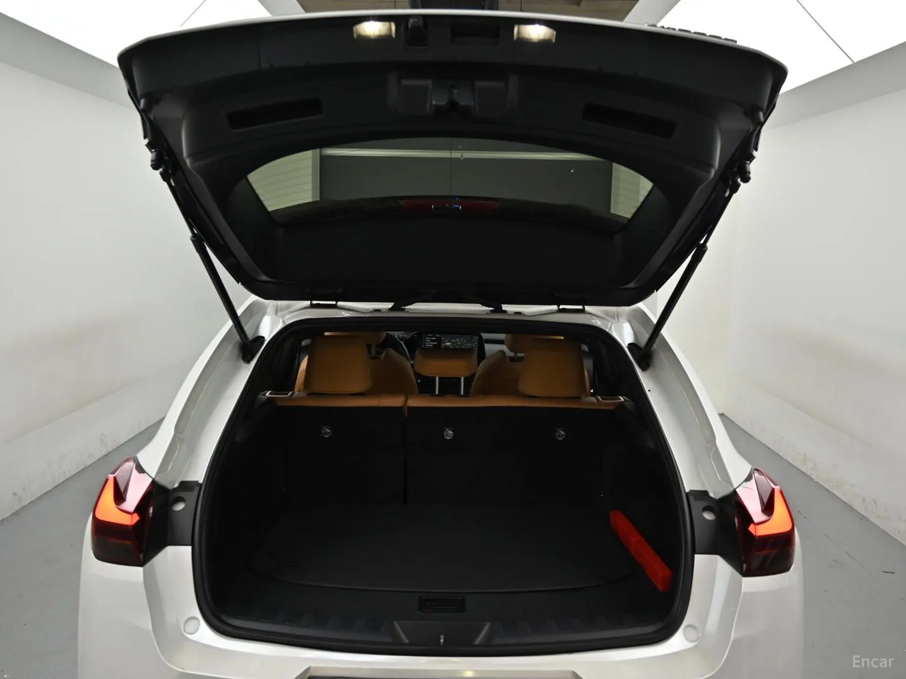 Lexus UX300h превью 19