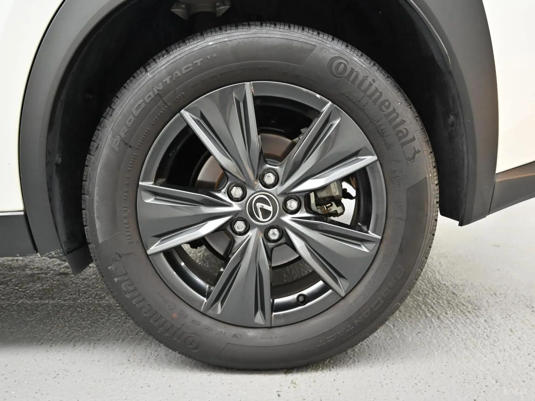 Lexus UX300h превью 5