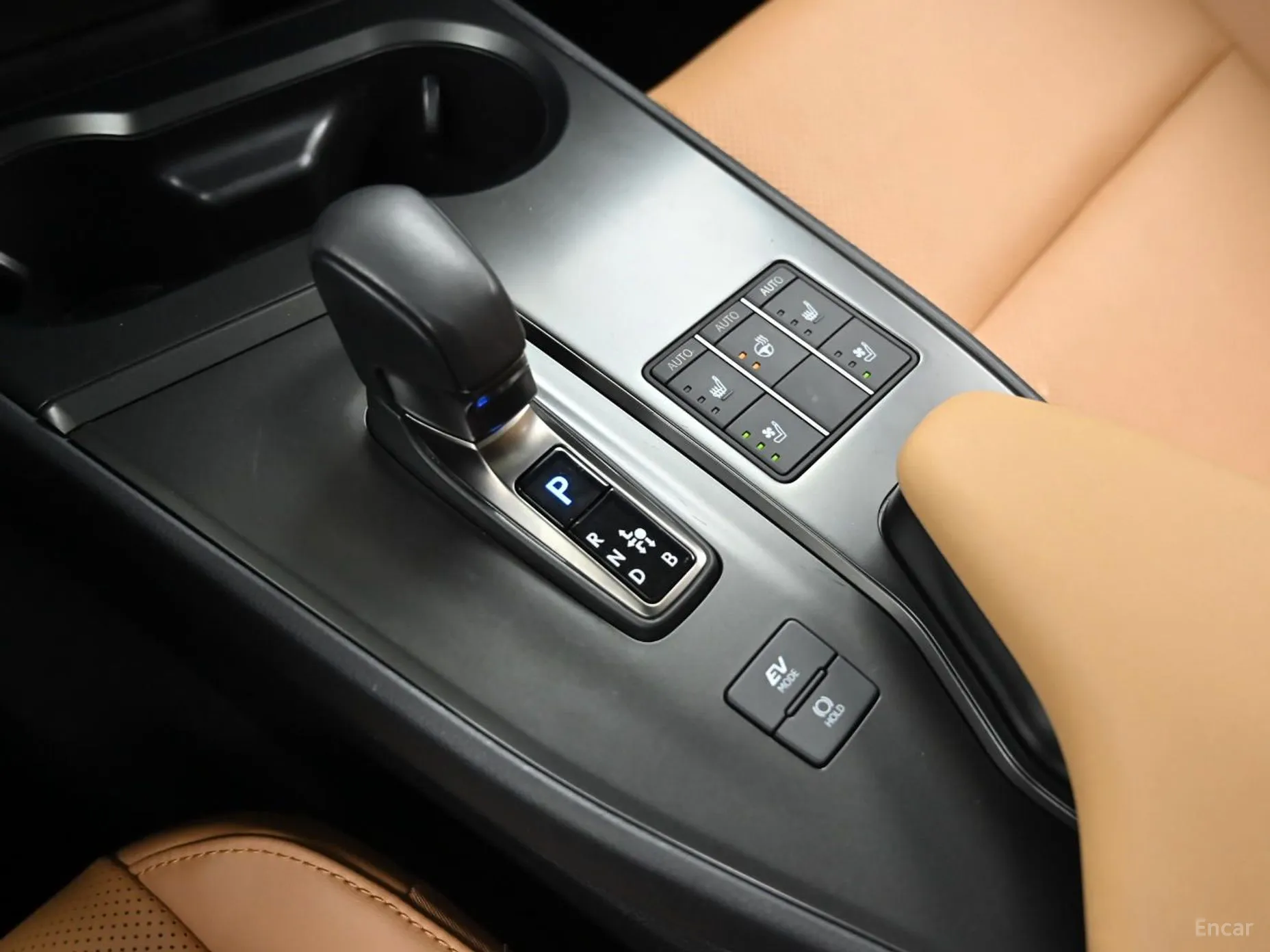 Lexus UX300h превью 9