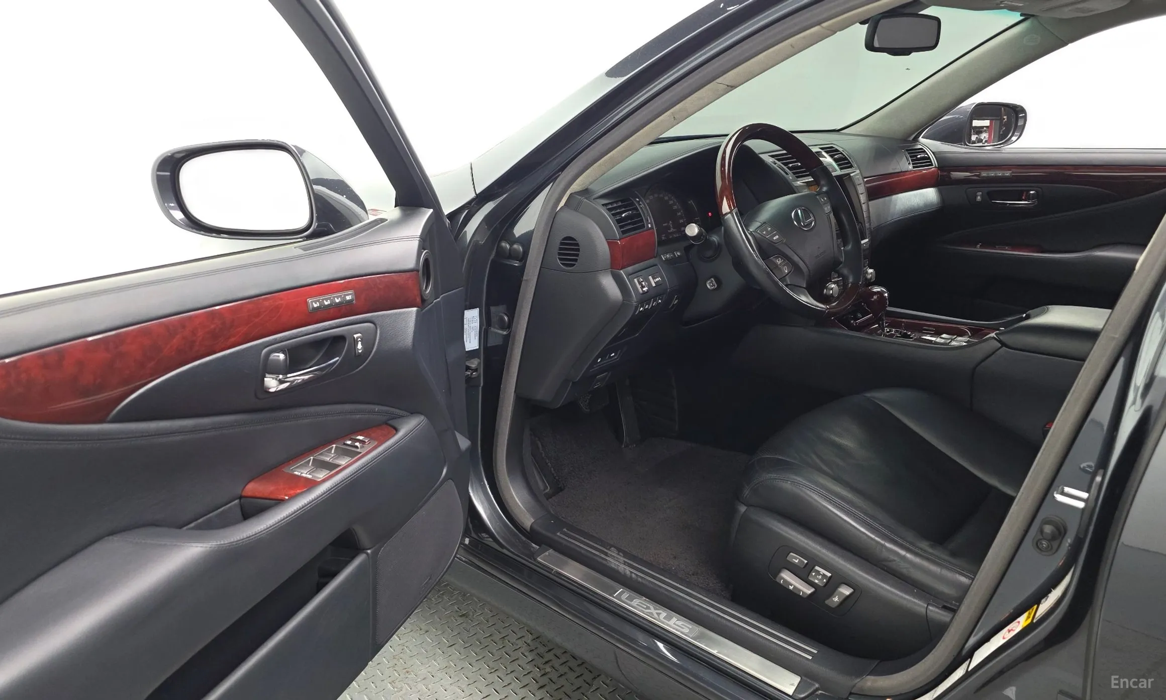 Lexus LS600hL превью 11
