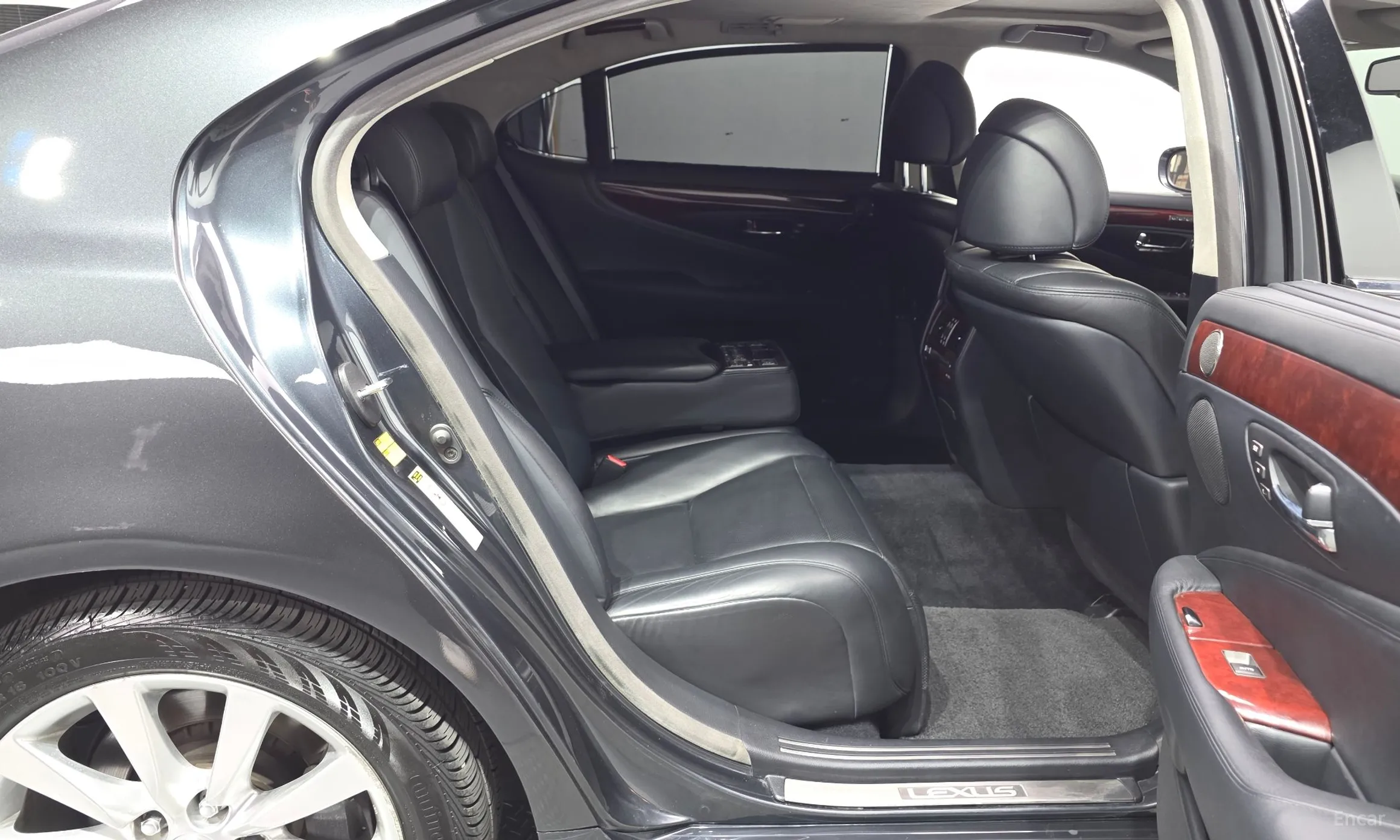 Lexus LS600hL превью 12