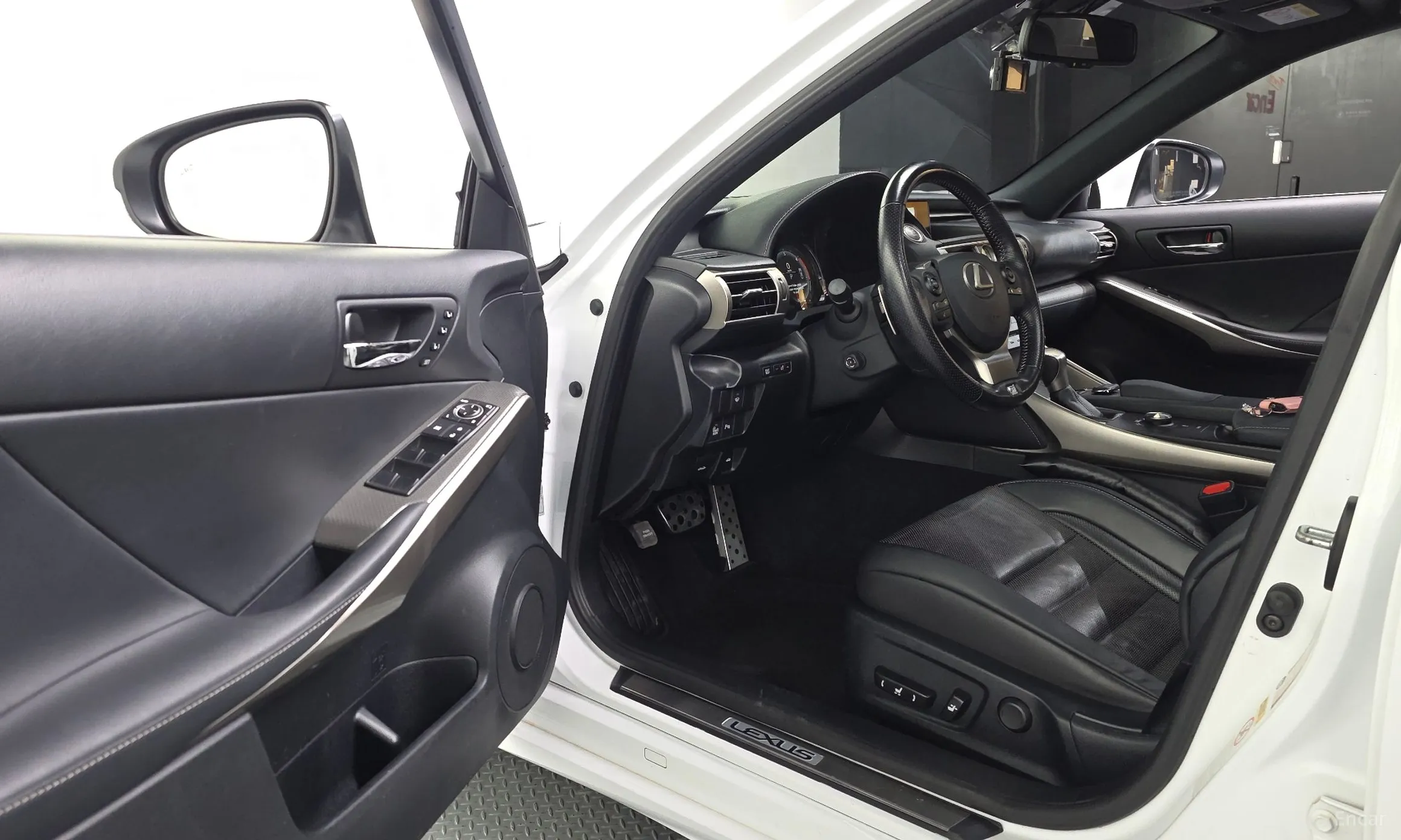 Lexus New IS200t превью 10