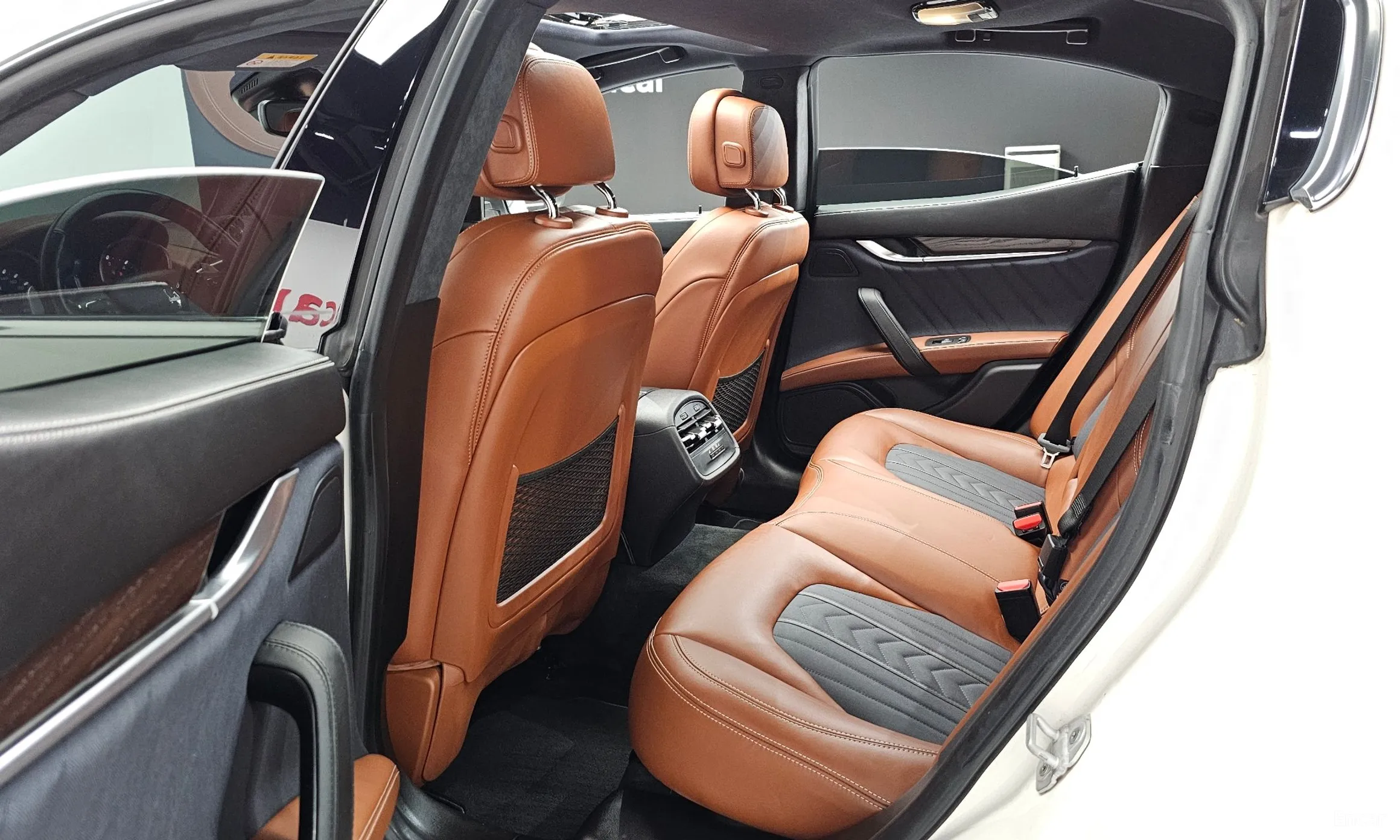 Maserati Ghibli превью 11