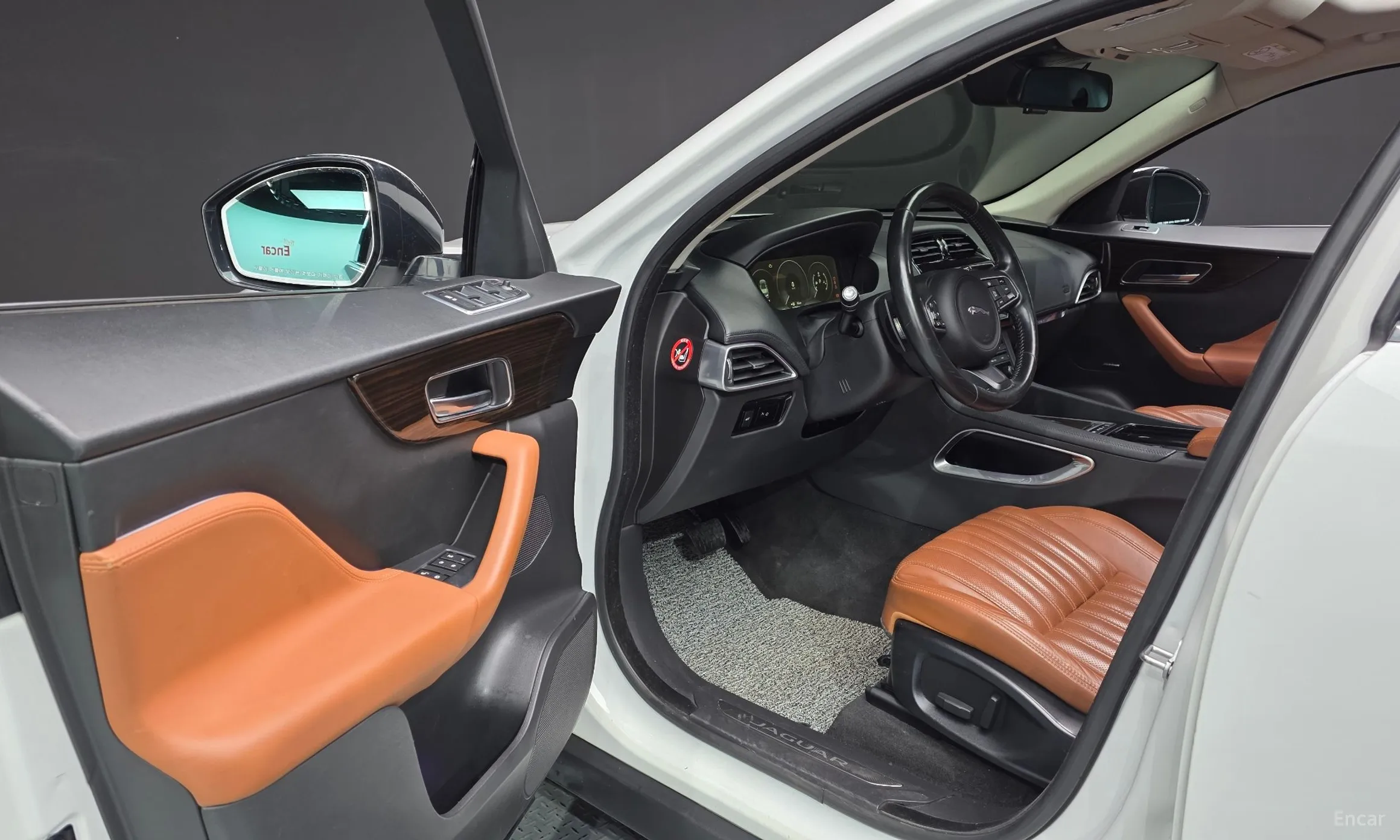 Jaguar F-PACE превью 10