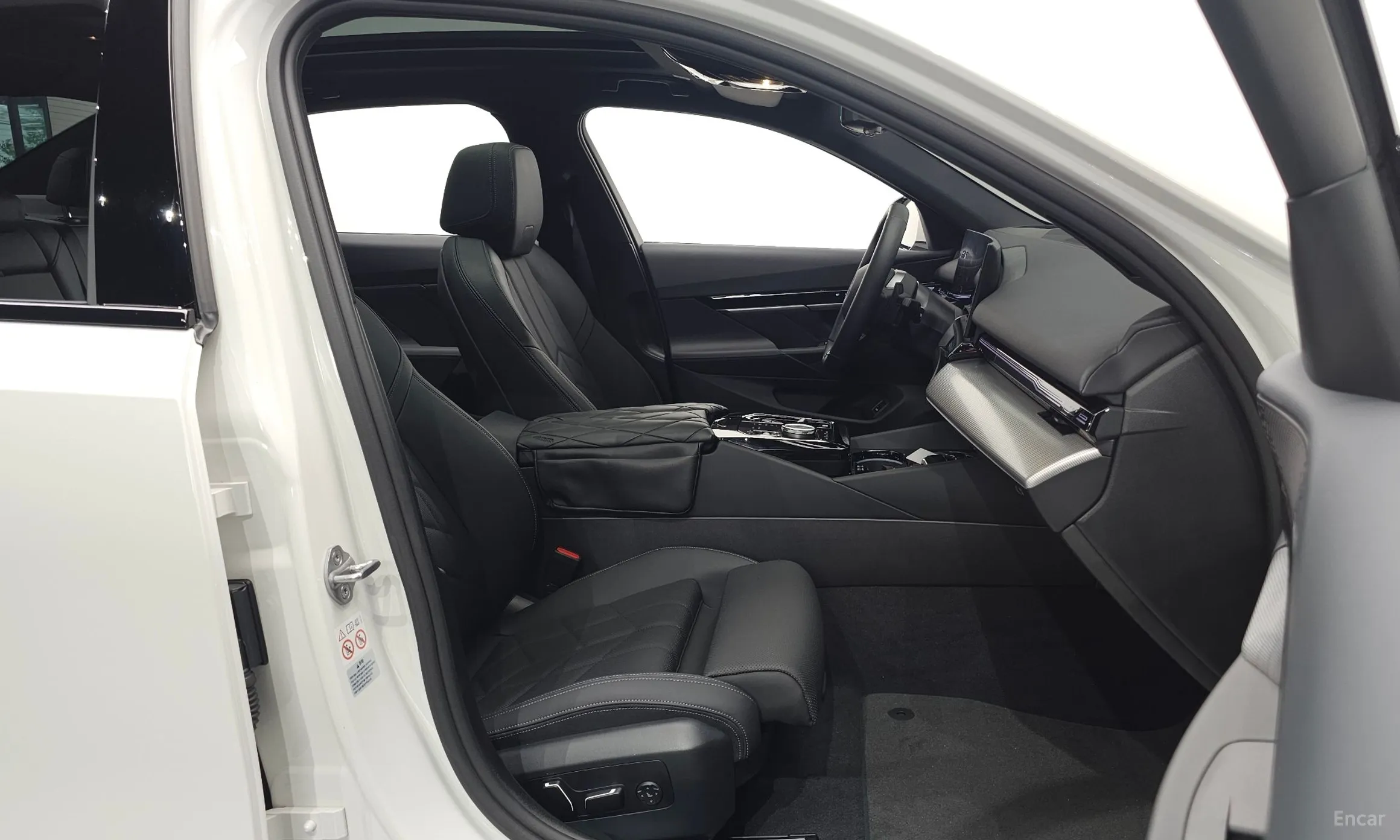 BMW 5 Series (G60) превью 10