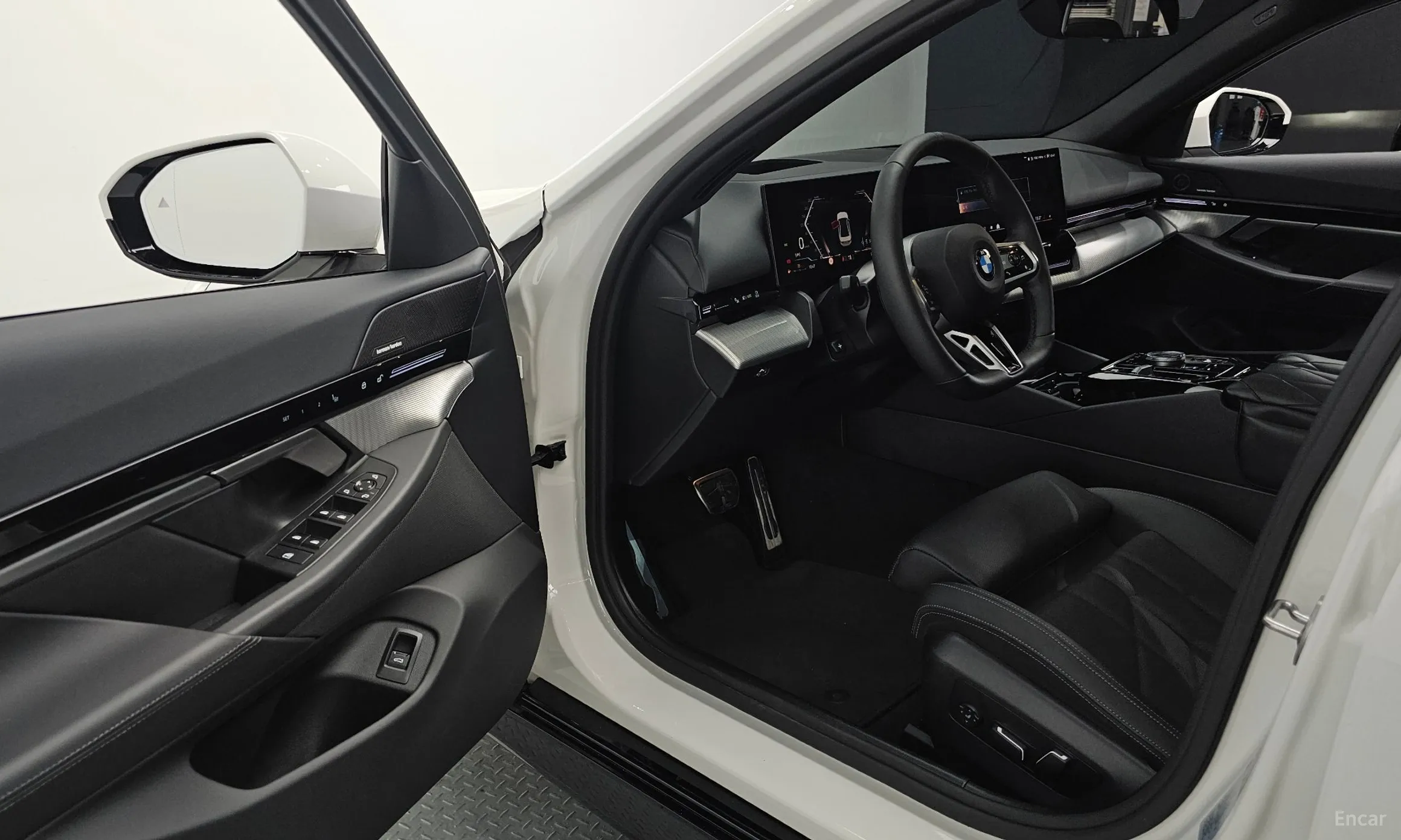 BMW 5 Series (G60) превью 11