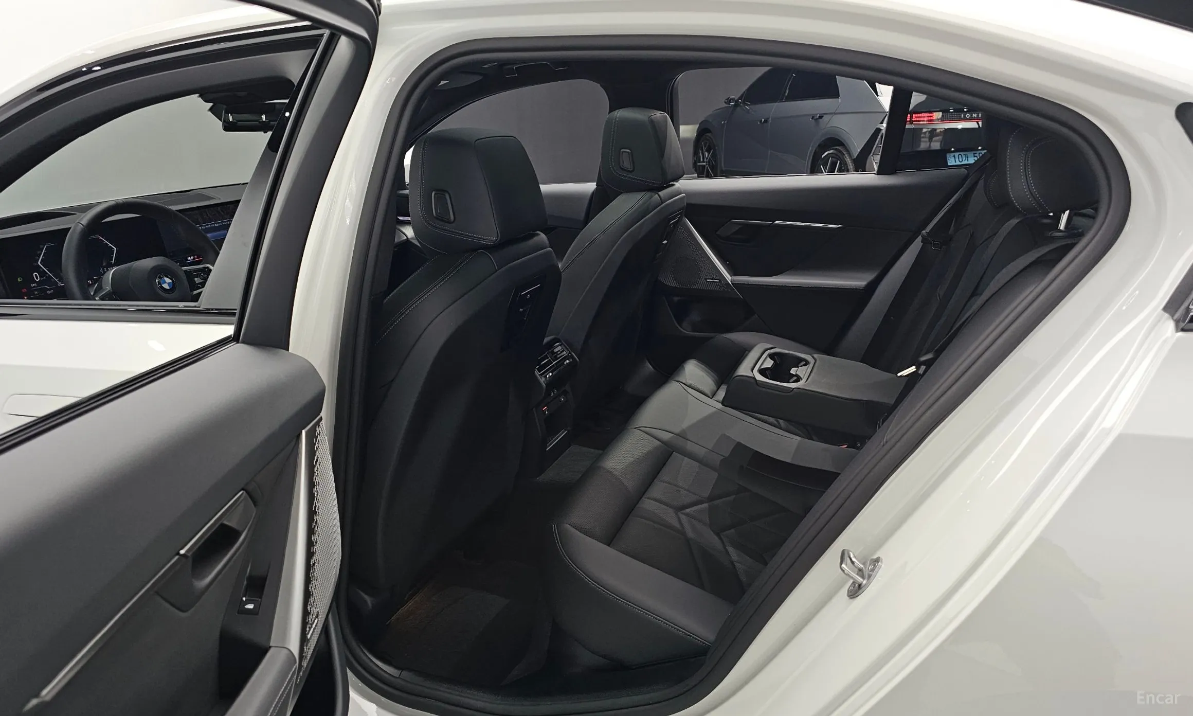 BMW 5 Series (G60) превью 12