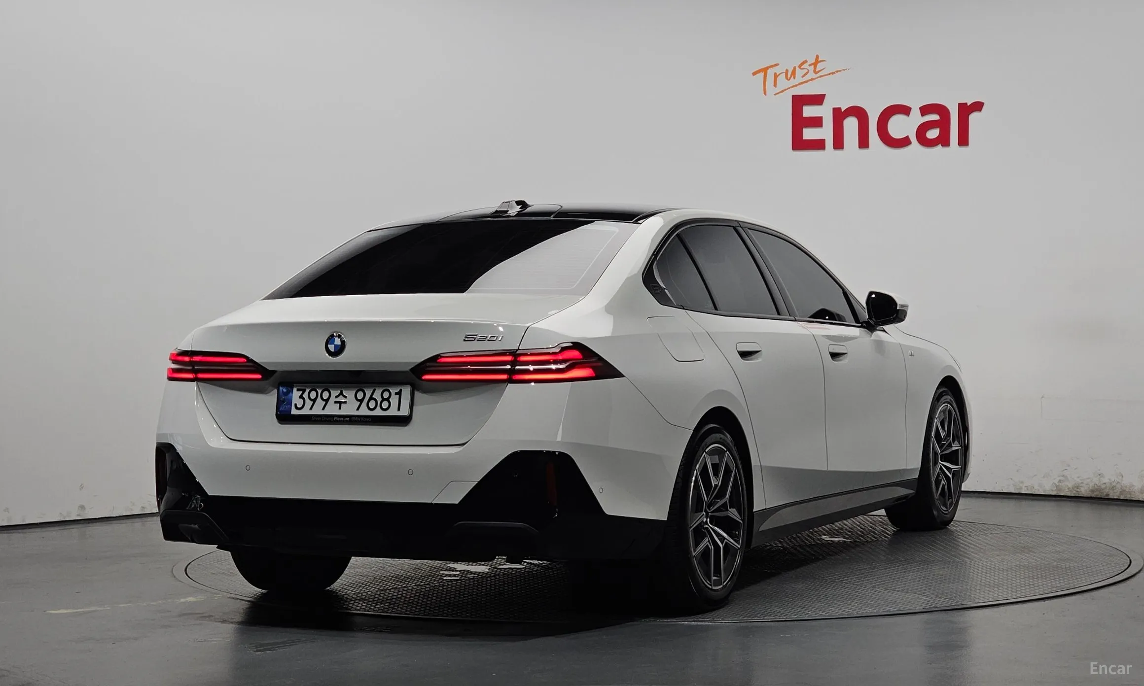 BMW 5 Series (G60) превью 2