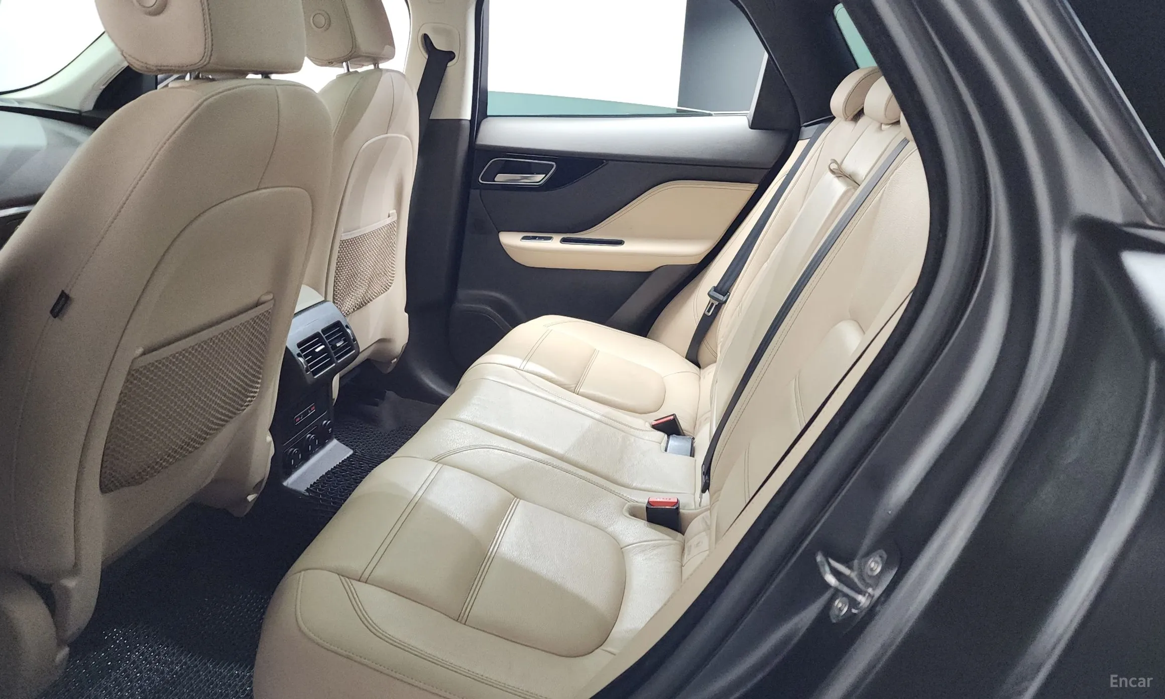 Jaguar F-PACE превью 11