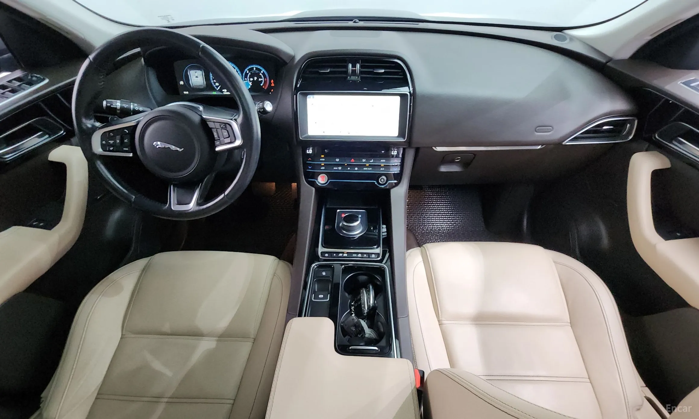 Jaguar F-PACE превью 7