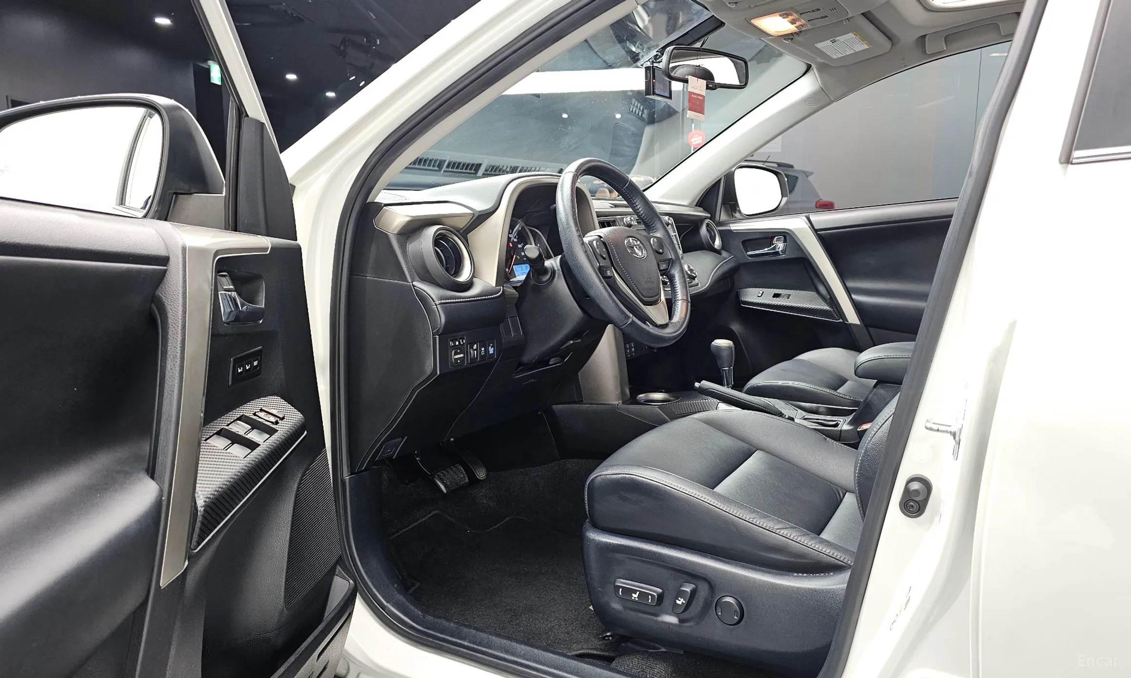 Toyota RAV4 превью 10