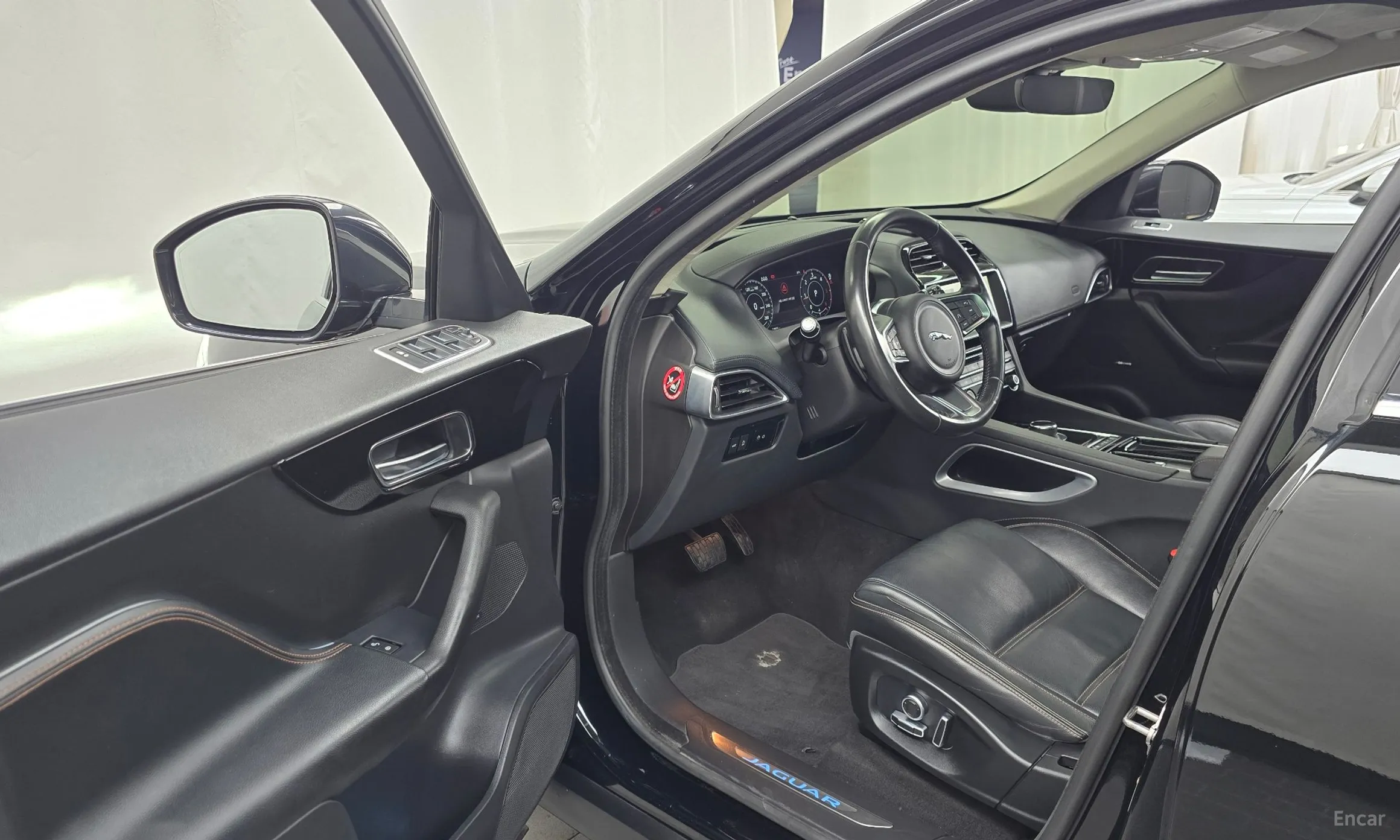 Jaguar F-PACE превью 10
