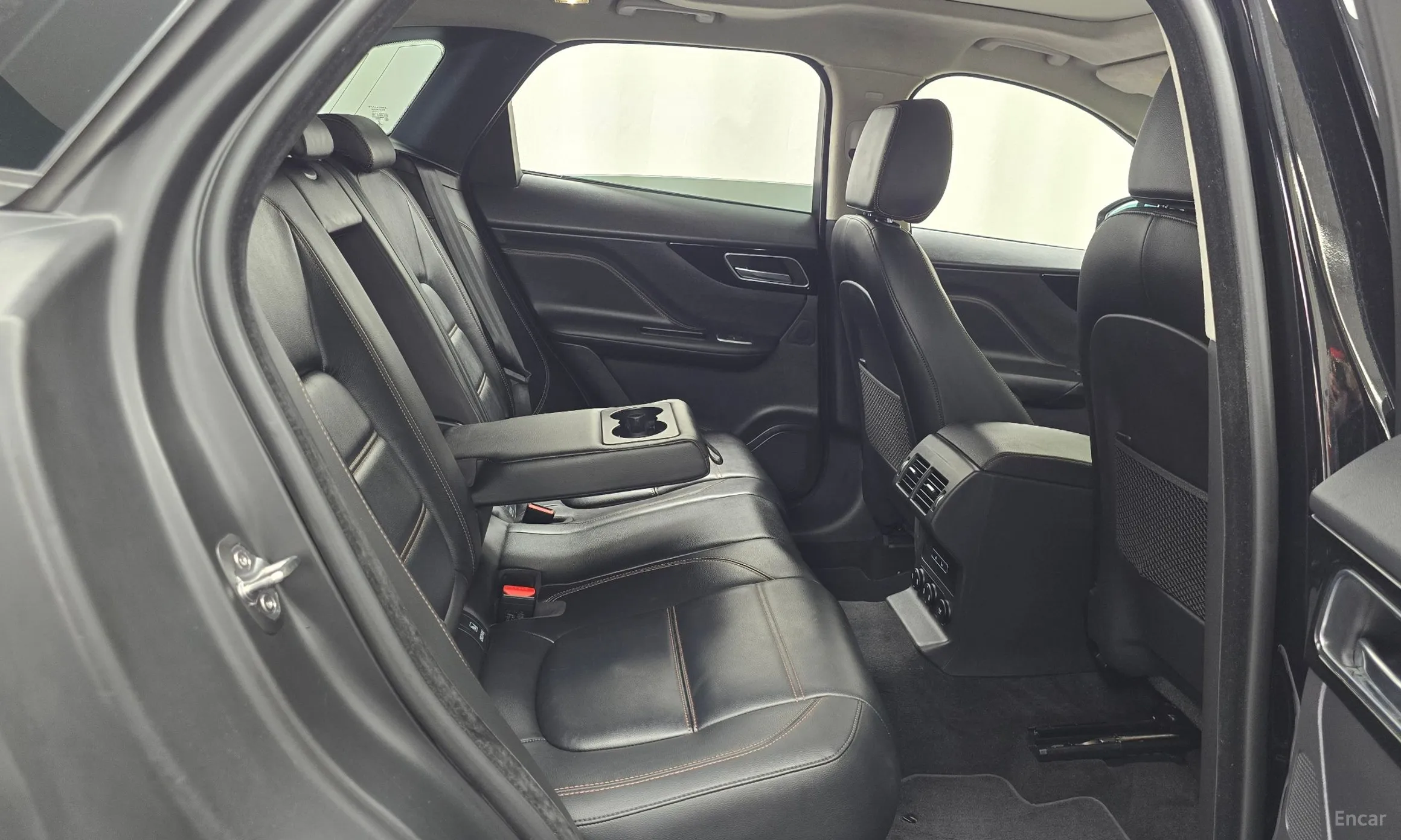 Jaguar F-PACE превью 11