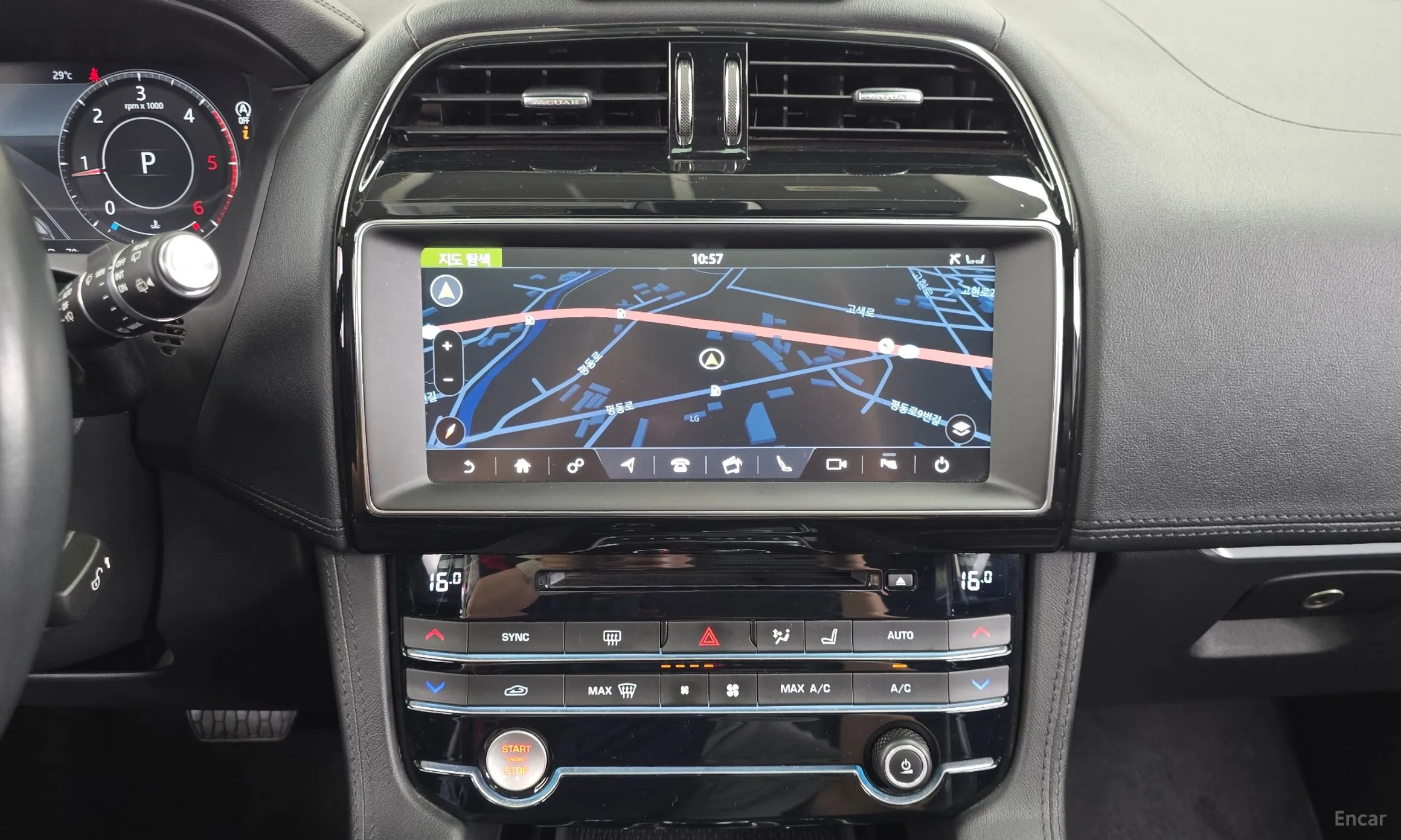 Jaguar F-PACE превью 13